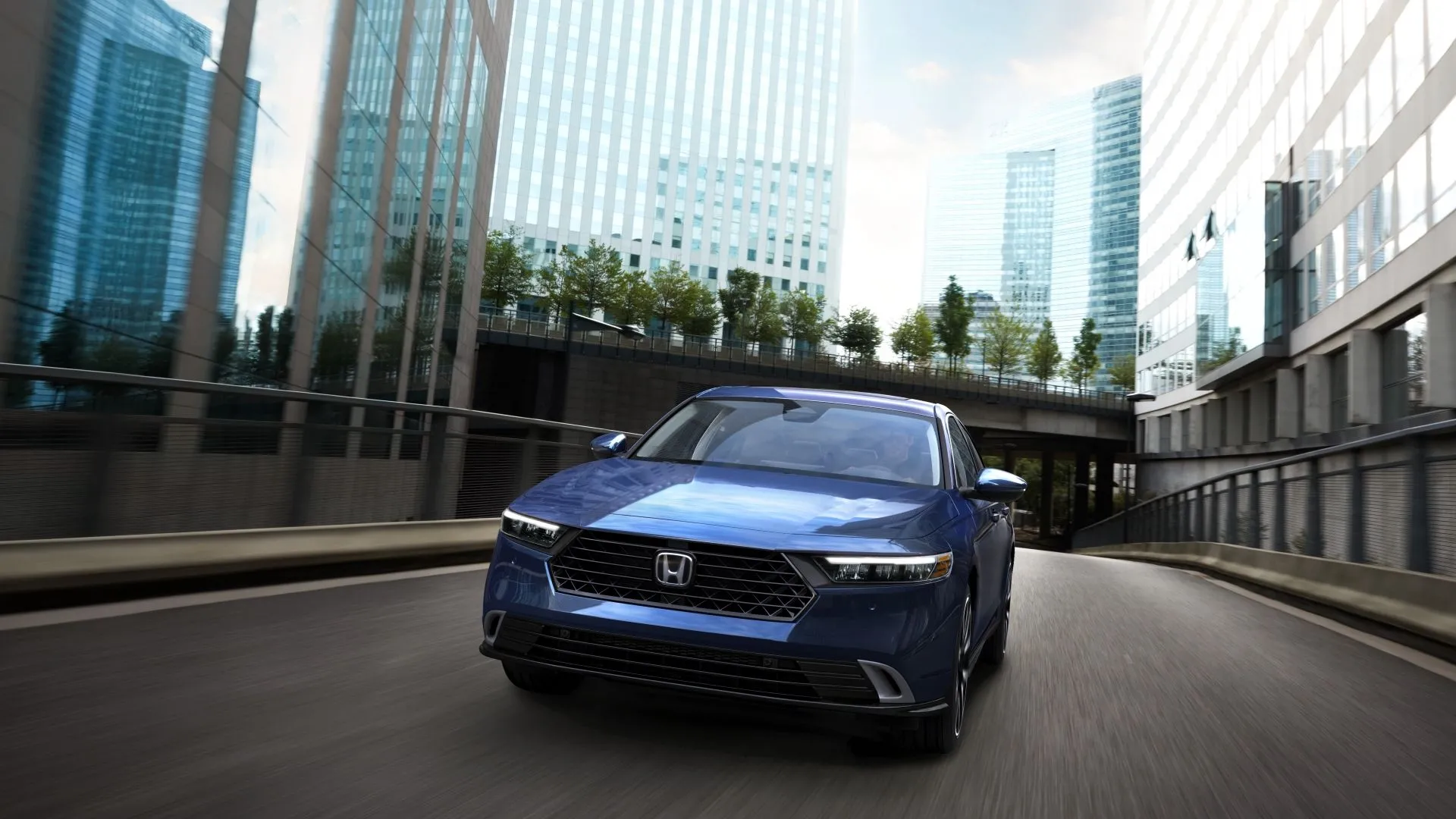 Thiết kế mạnh mẽ và hiện đại của Honda Accord Hybrid Touring 2025