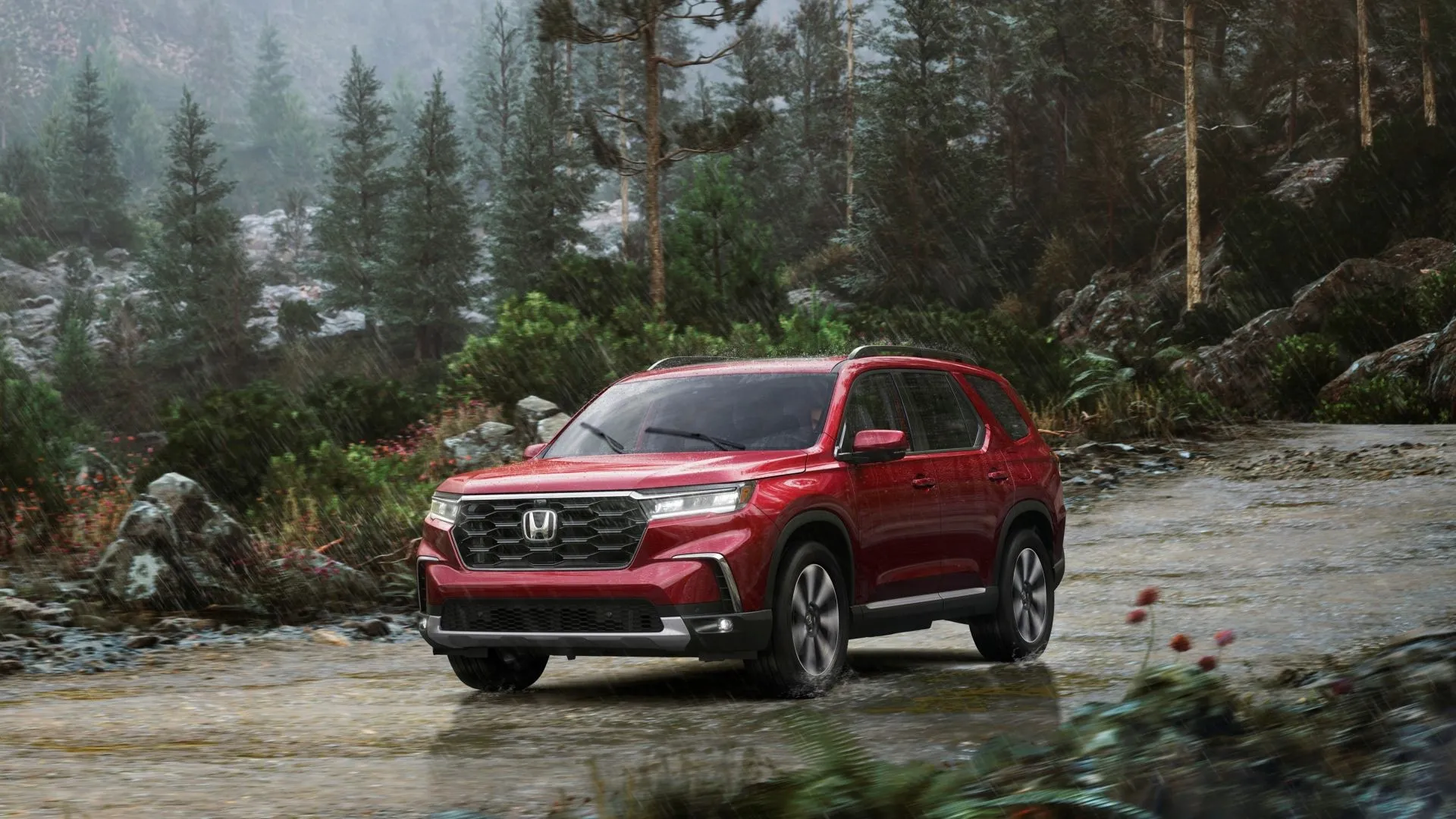Thiết kế năng động của Honda Pilot Elite 2023 màu đỏ trong điều kiện thời tiết mưa, thể hiện sự mạnh mẽ và hiện đại.