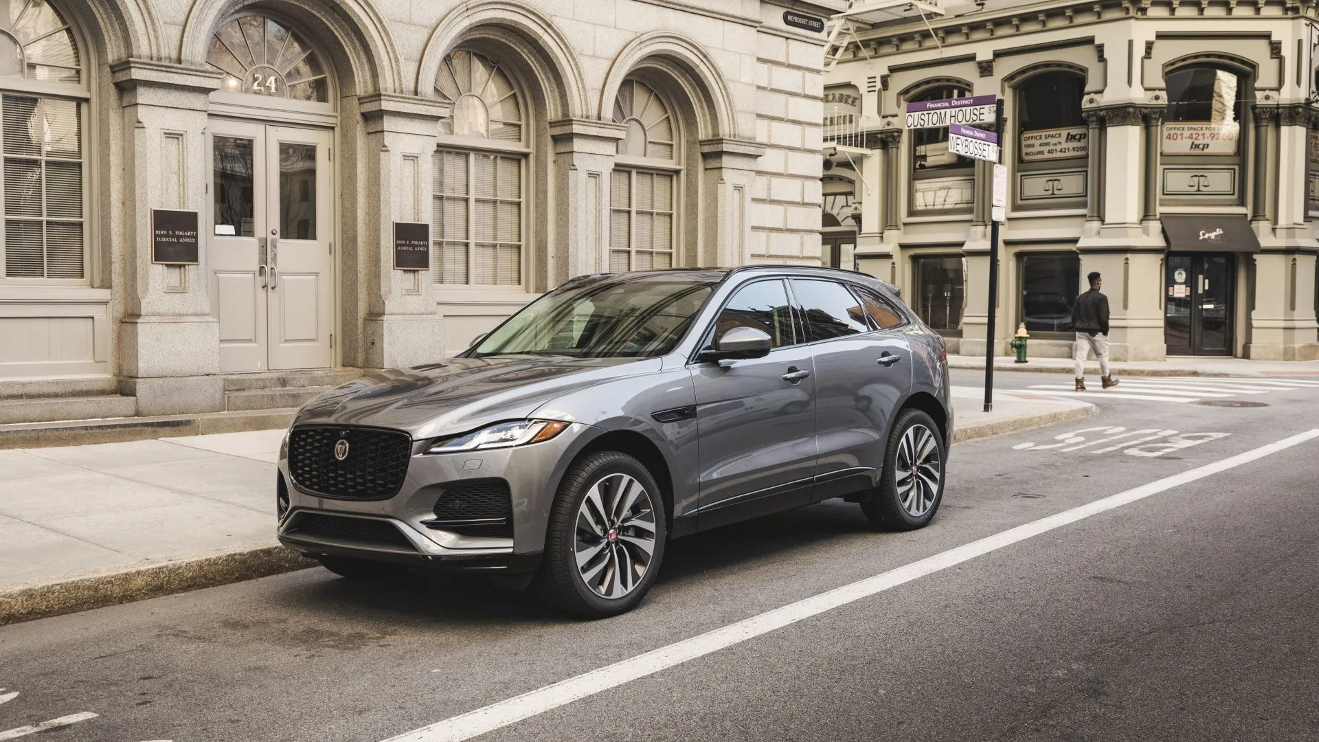 Thiết kế ngoại thất của Jaguar F-Pace 2025 P340 S màu đen từ góc 3/4 phía trước