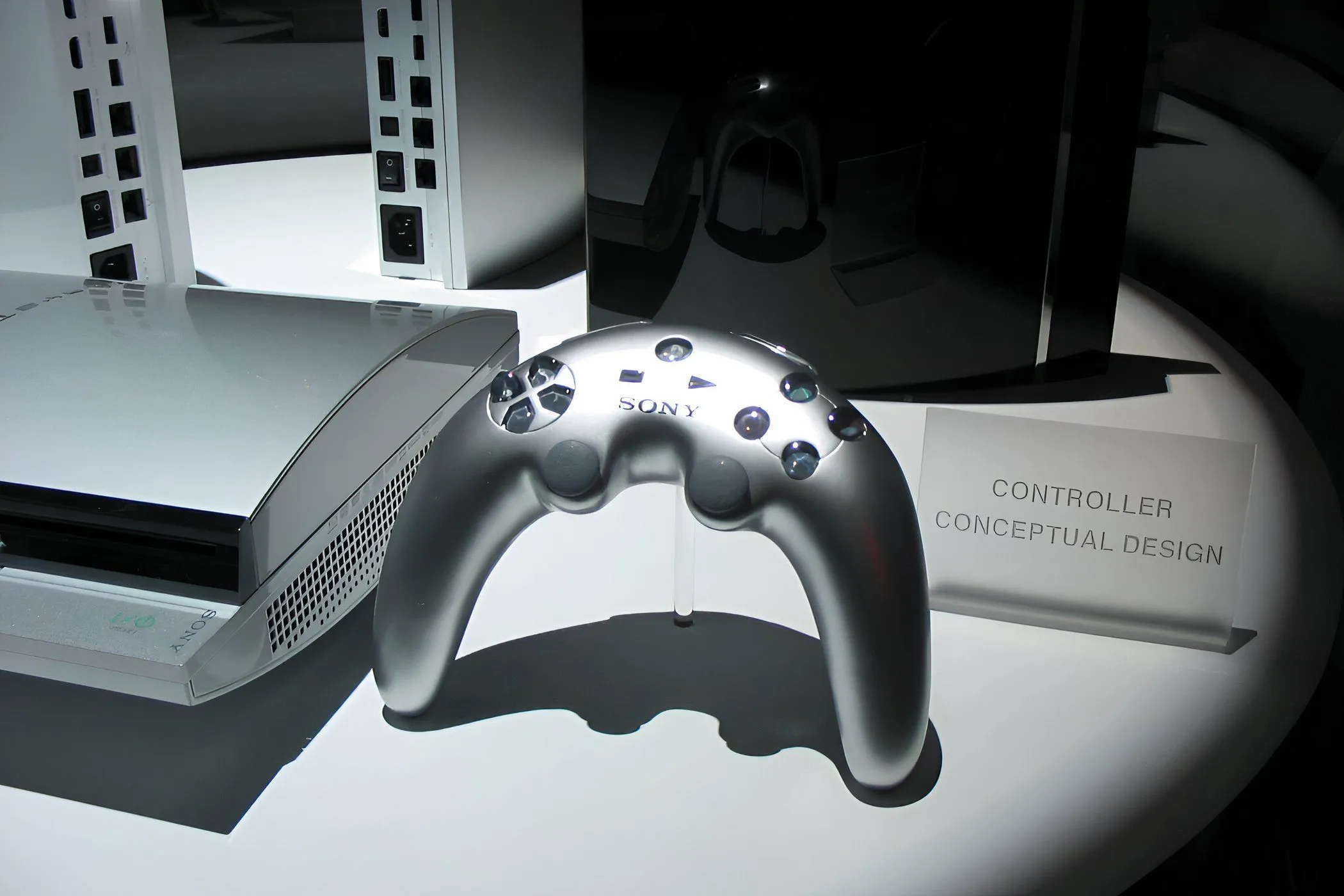 Thiết kế nguyên bản năm 2005 của tay cầm PlayStation 3 với hình dáng boomerang màu bạc