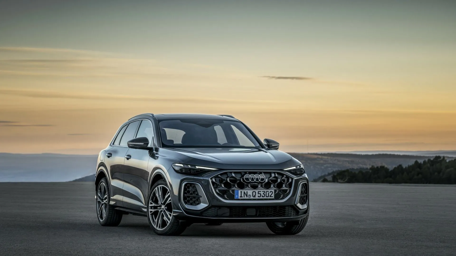 Thiết kế phía trước Audi Q5 PHEV 2025 màu bạc sang trọng