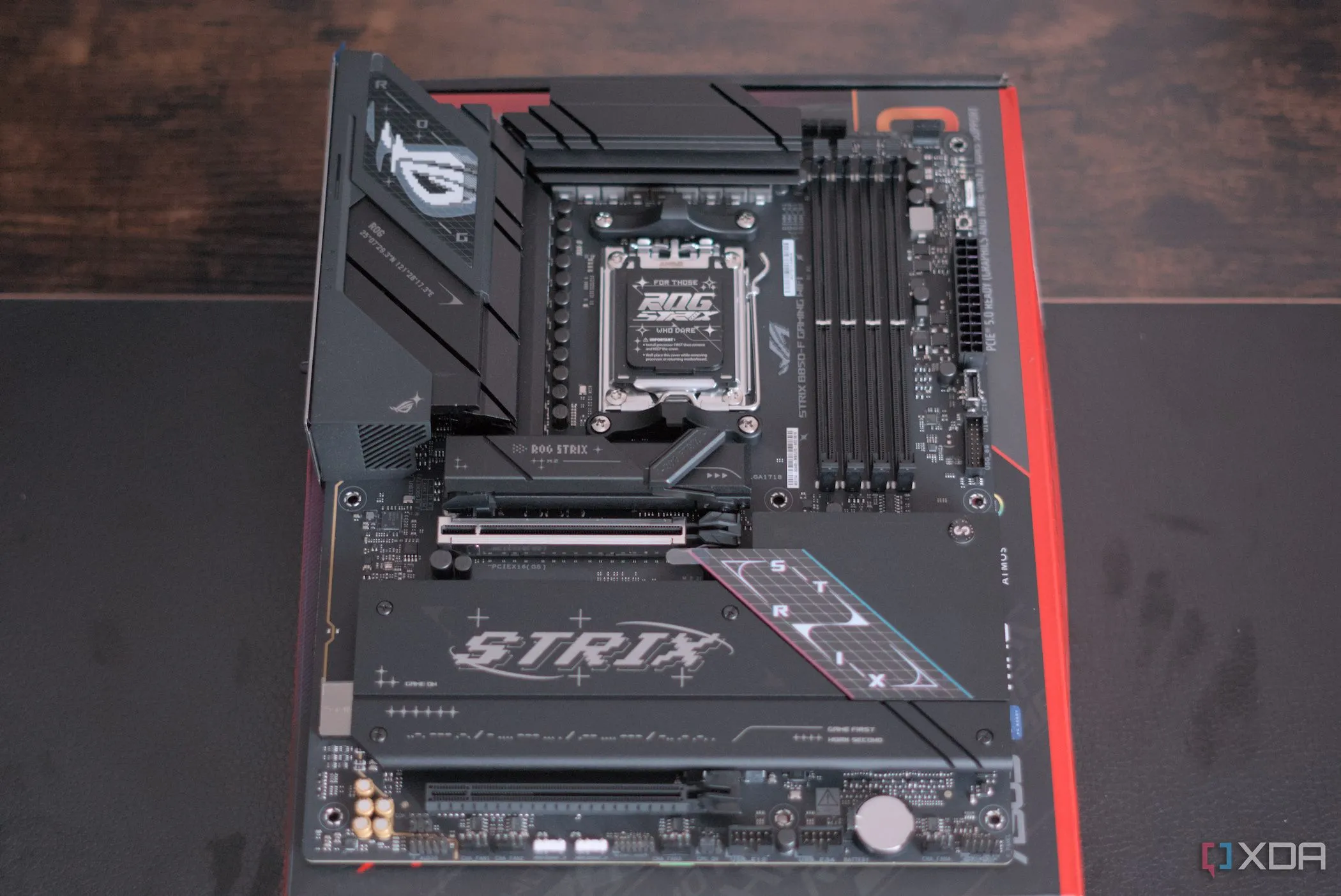 Thiết kế tổng thể mainboard Asus B850-F Gaming WiFi từ trên xuống