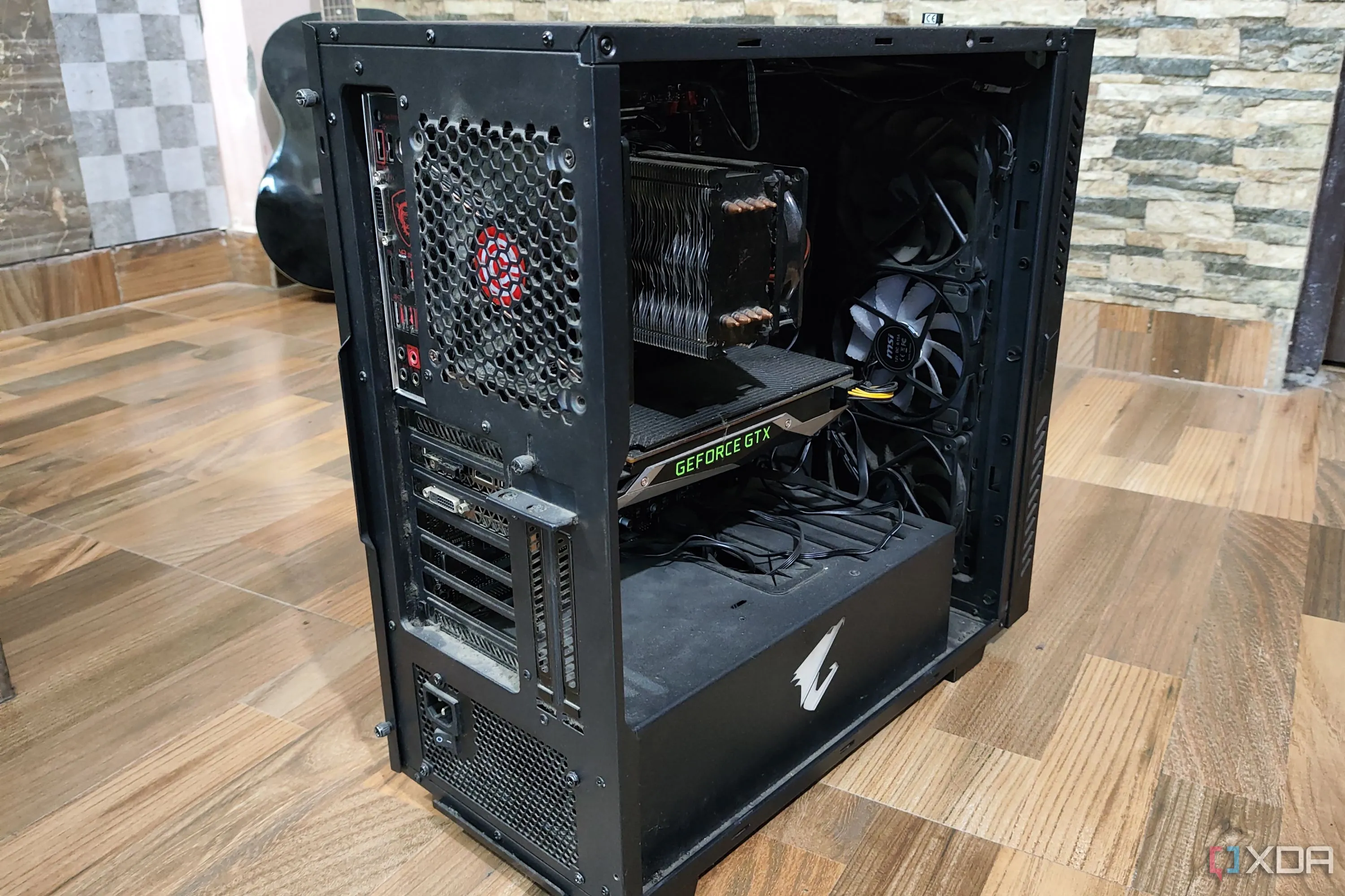 Thùng máy Gigabyte Aorus ACW300 với CPU Ryzen 5 1600 và GTX 1080