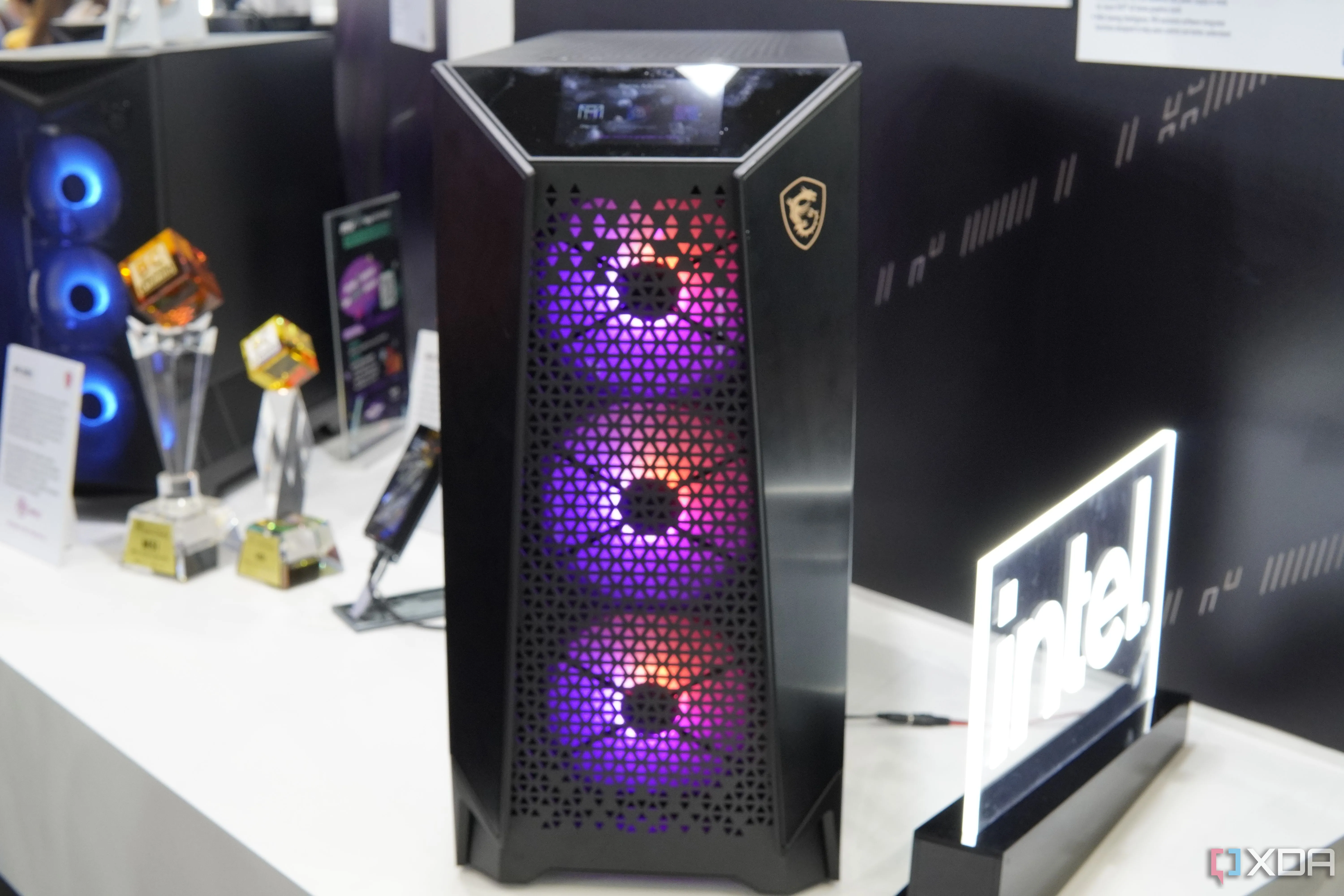 Thùng máy MSI MEG với quạt tản nhiệt RGB ở mặt trước, thể hiện số lượng quạt cần lắp đặt và chân cắm trên bo mạch chủ.