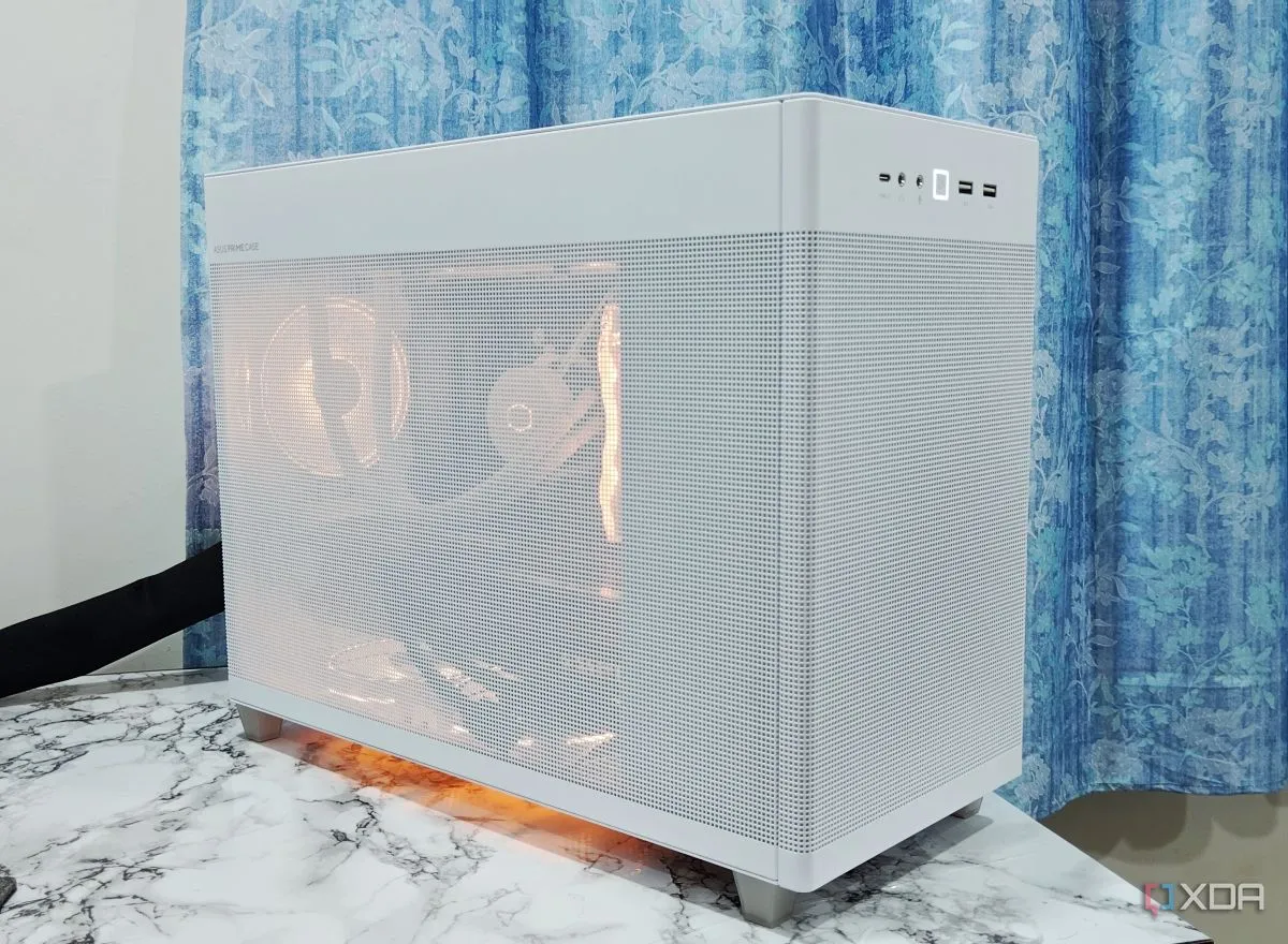 Thùng máy tính Asus Prime AP201 màu trắng với thiết kế hiện đại, minh họa các yếu tố thẩm mỹ trong việc xây dựng PC