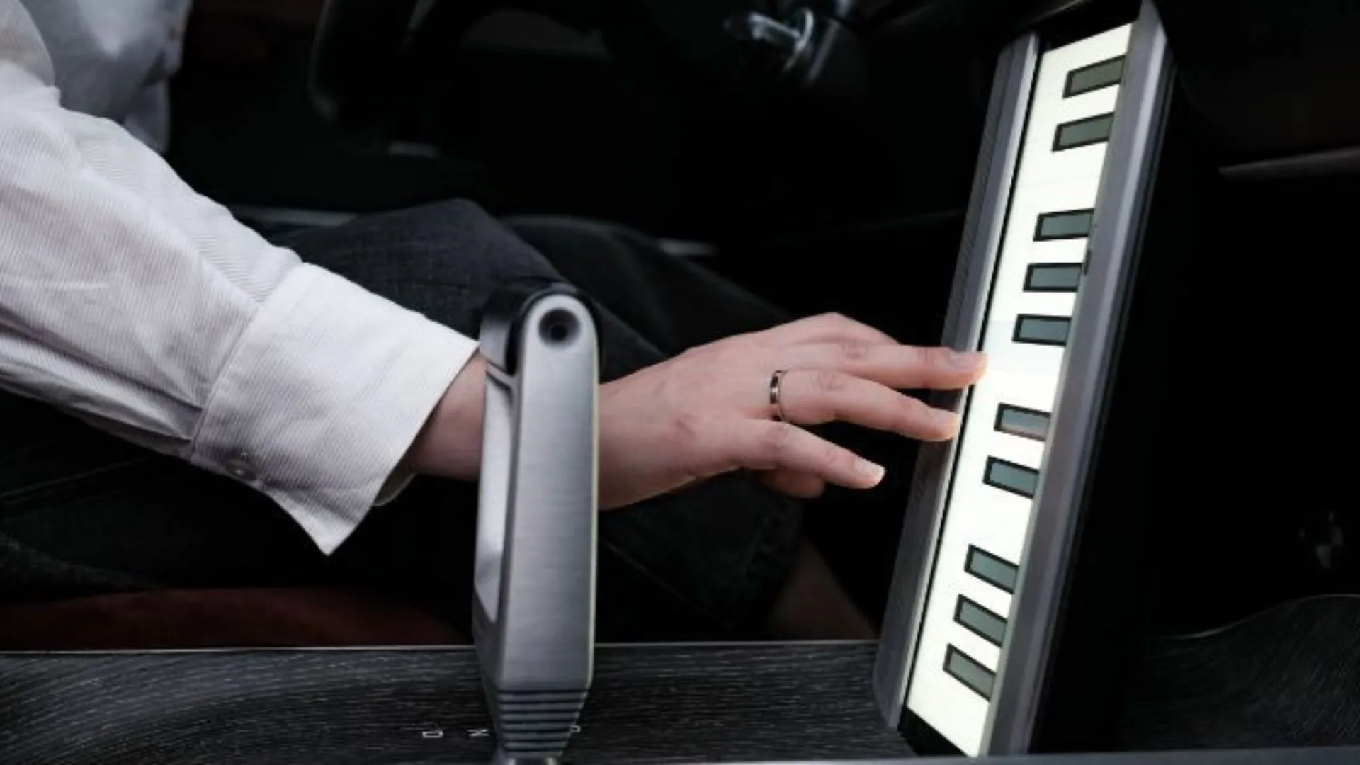 Tính năng piano ảo tích hợp trên màn hình giải trí trung tâm của Hyundai Grandeur Heritage Series, mang lại trải nghiệm âm nhạc độc đáo.