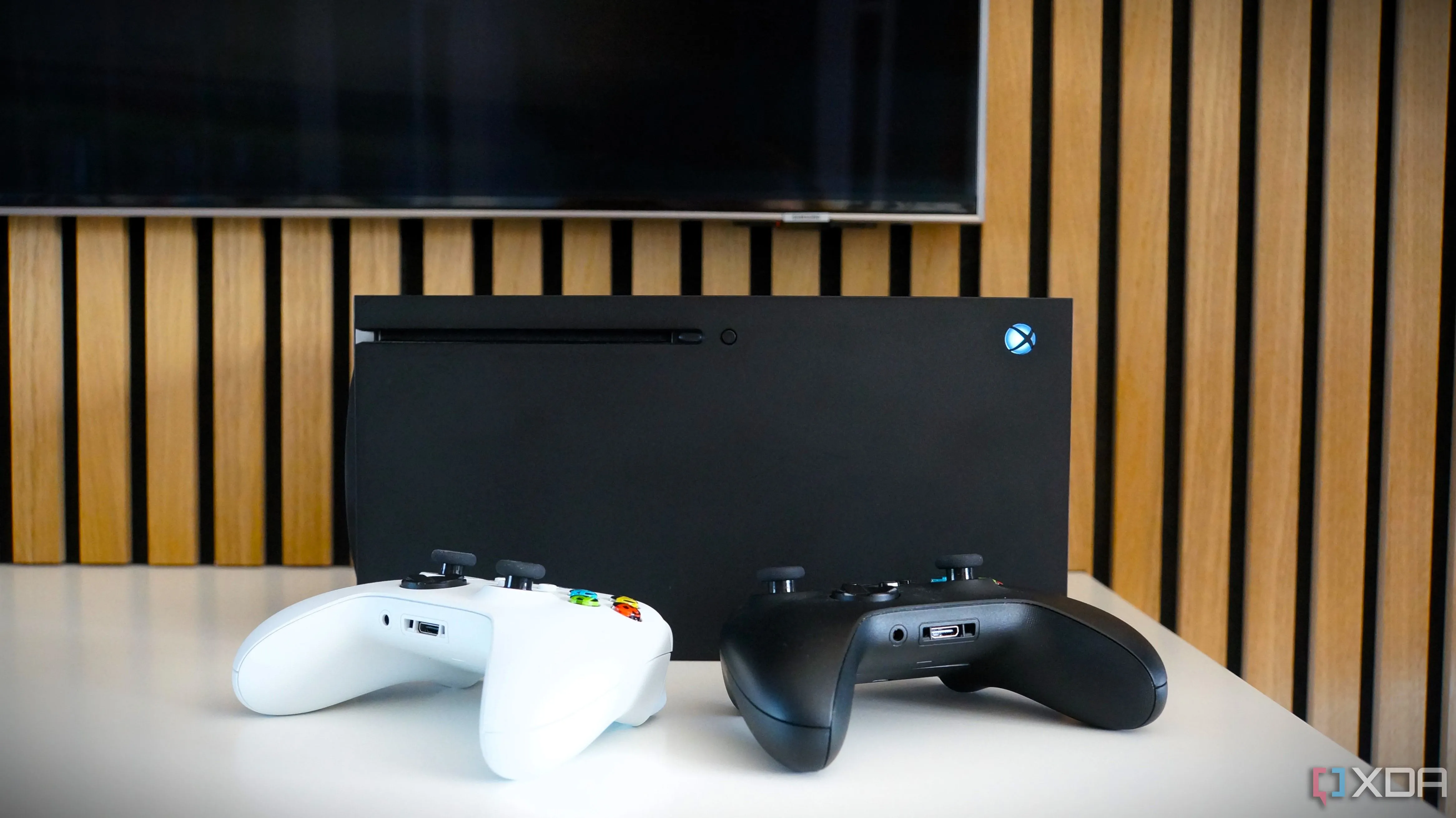 Tivi Samsung hiển thị giao diện Xbox Series X với tay cầm trên bàn