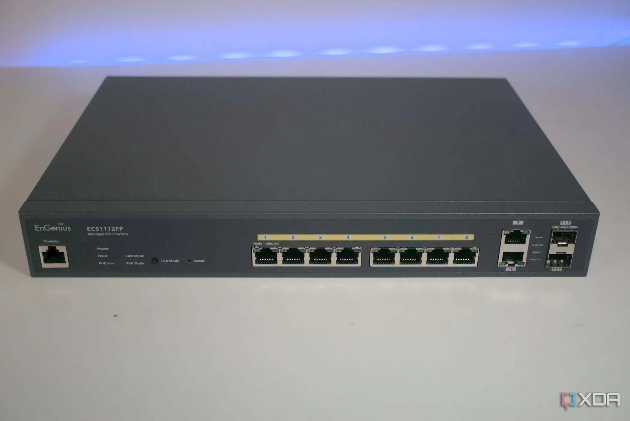 Toàn cảnh mặt trước của switch PoE EnGenius ECS112FP, một thiết bị cần thiết cho hệ thống mạng gia đình