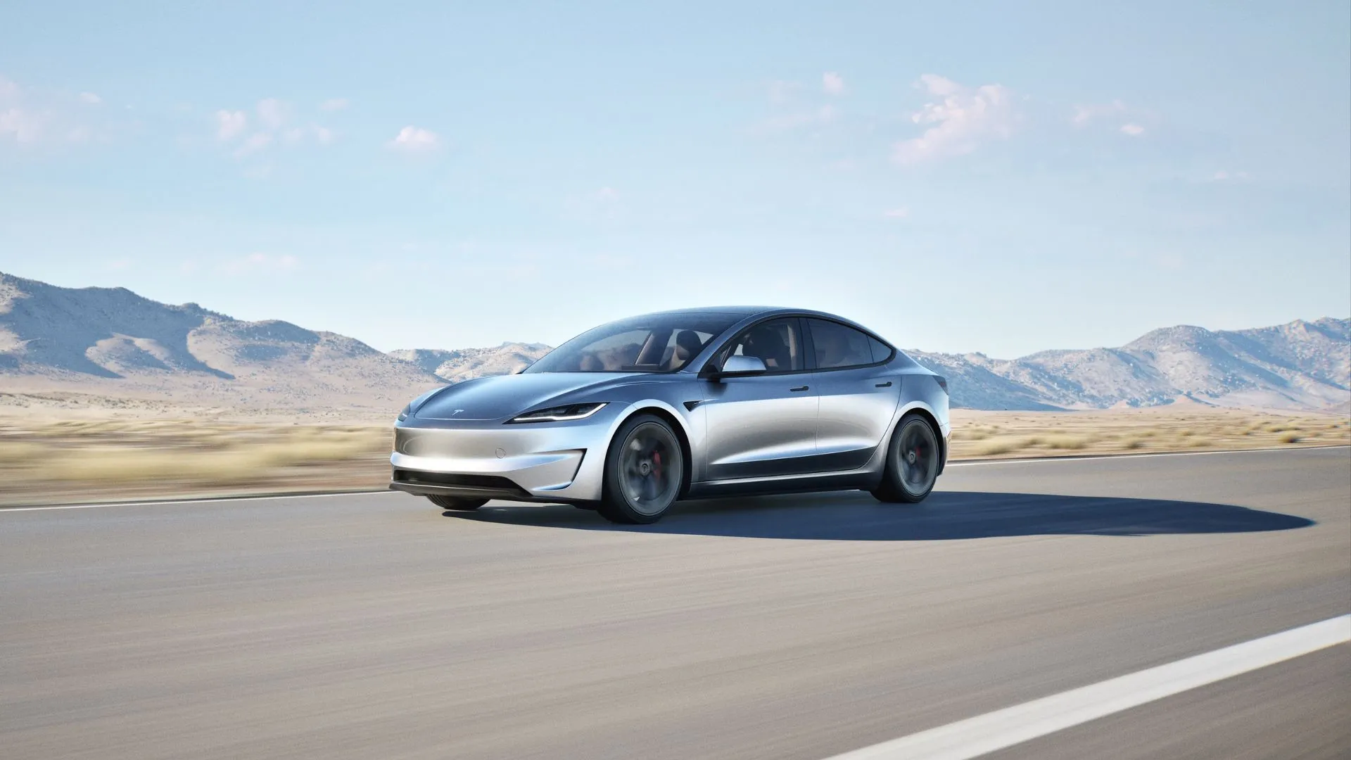 Toàn cảnh Tesla Model 3 Performance màu bạc trên đường núi, phô diễn sức mạnh và kiểu dáng thể thao