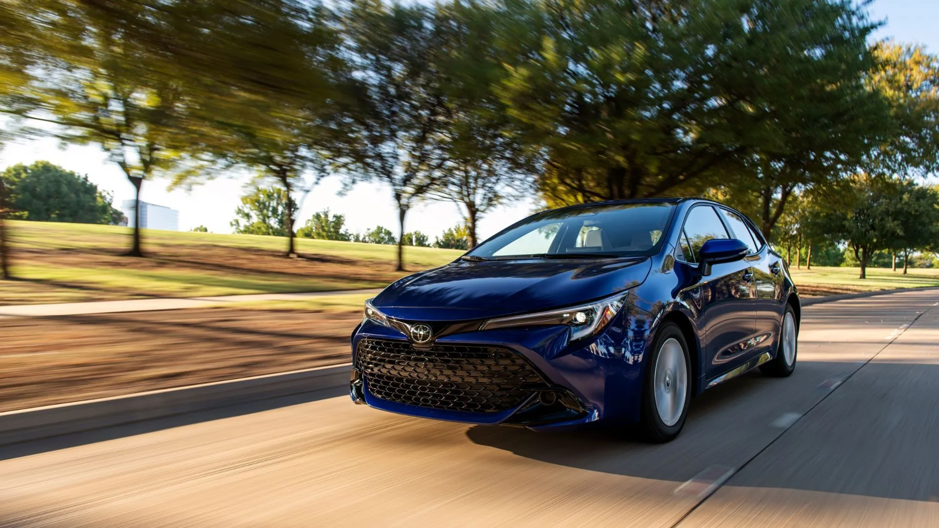 Tổng quan về thiết kế bên ngoài của Toyota Camry Hybrid 2023 cũ, thu hút mọi ánh nhìn.