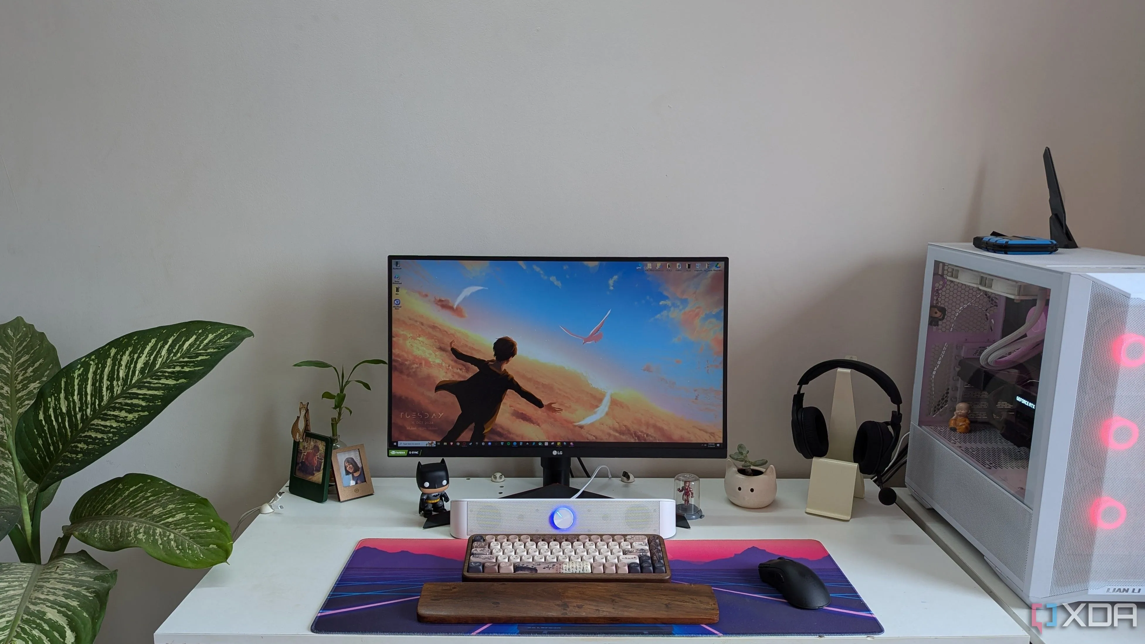 Tổng thể góc làm việc PC gọn gàng với các phụ kiện công nghệ và soundbar