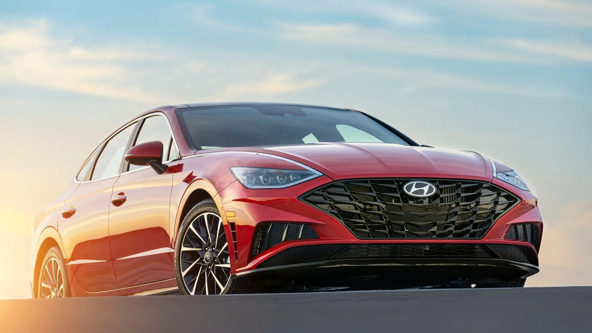 Tổng thể phía trước góc 3/4 của Hyundai Sonata Limited 2023, phô diễn ngoại hình ấn tượng và công nghệ tiên tiến.