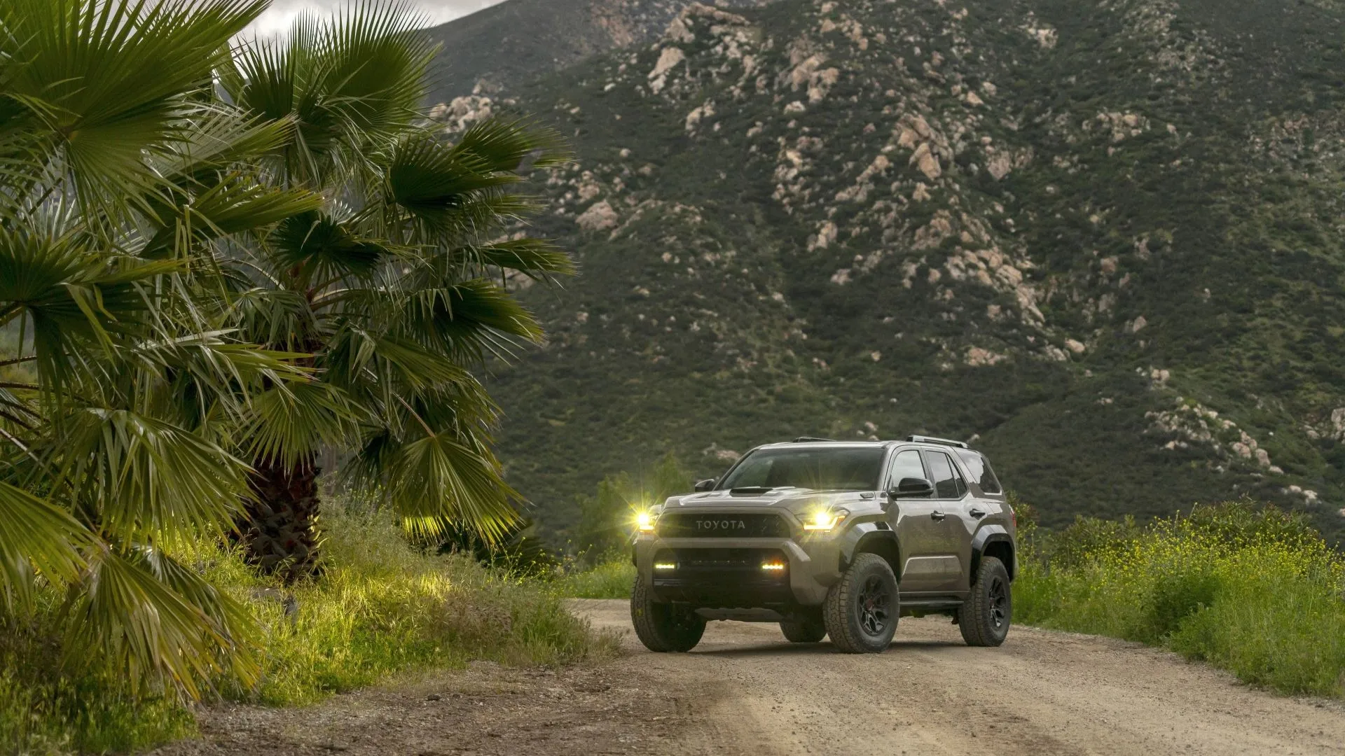 Toyota 4Runner TRD Pro 2025 màu vàng cam vượt địa hình, SUV bền bỉ hàng đầu, giữ giá tốt nhất
