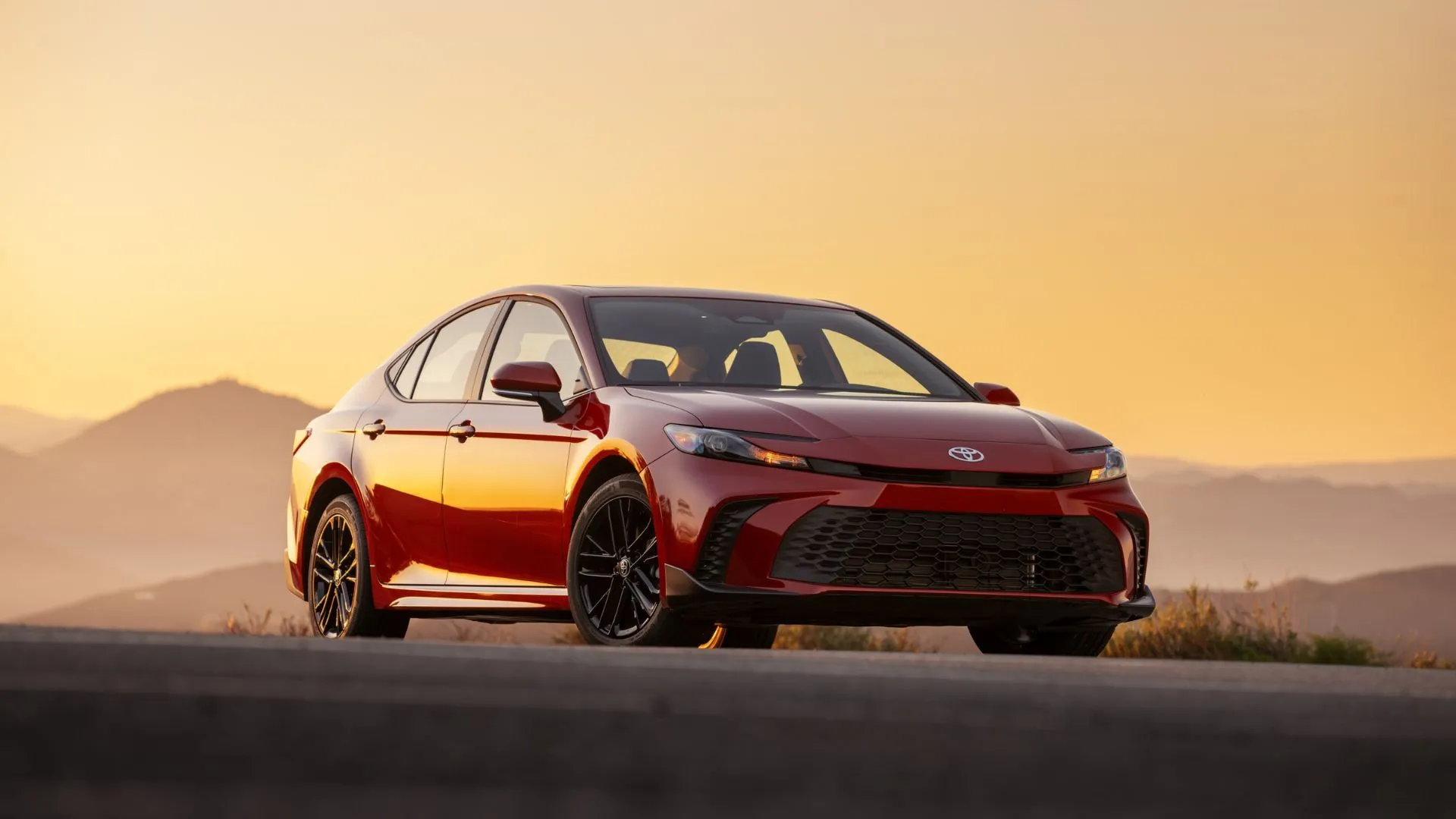 Toyota Camry Hybrid 2025 màu đỏ với thiết kế mới, mẫu sedan được mong đợi và chỉ có tùy chọn hybrid, góp phần vào tình trạng khan hàng toàn cầu.