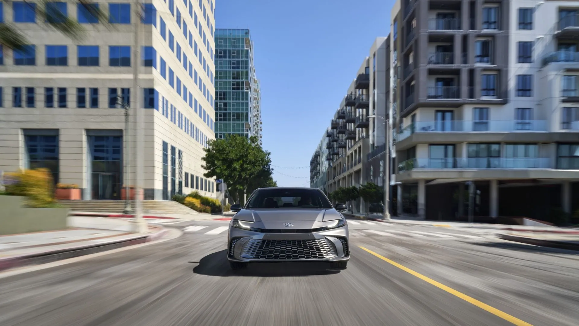 Toyota Camry XSE 2025 màu xám vận hành trên phố, thể hiện khả năng di chuyển linh hoạt và tiết kiệm nhiên liệu