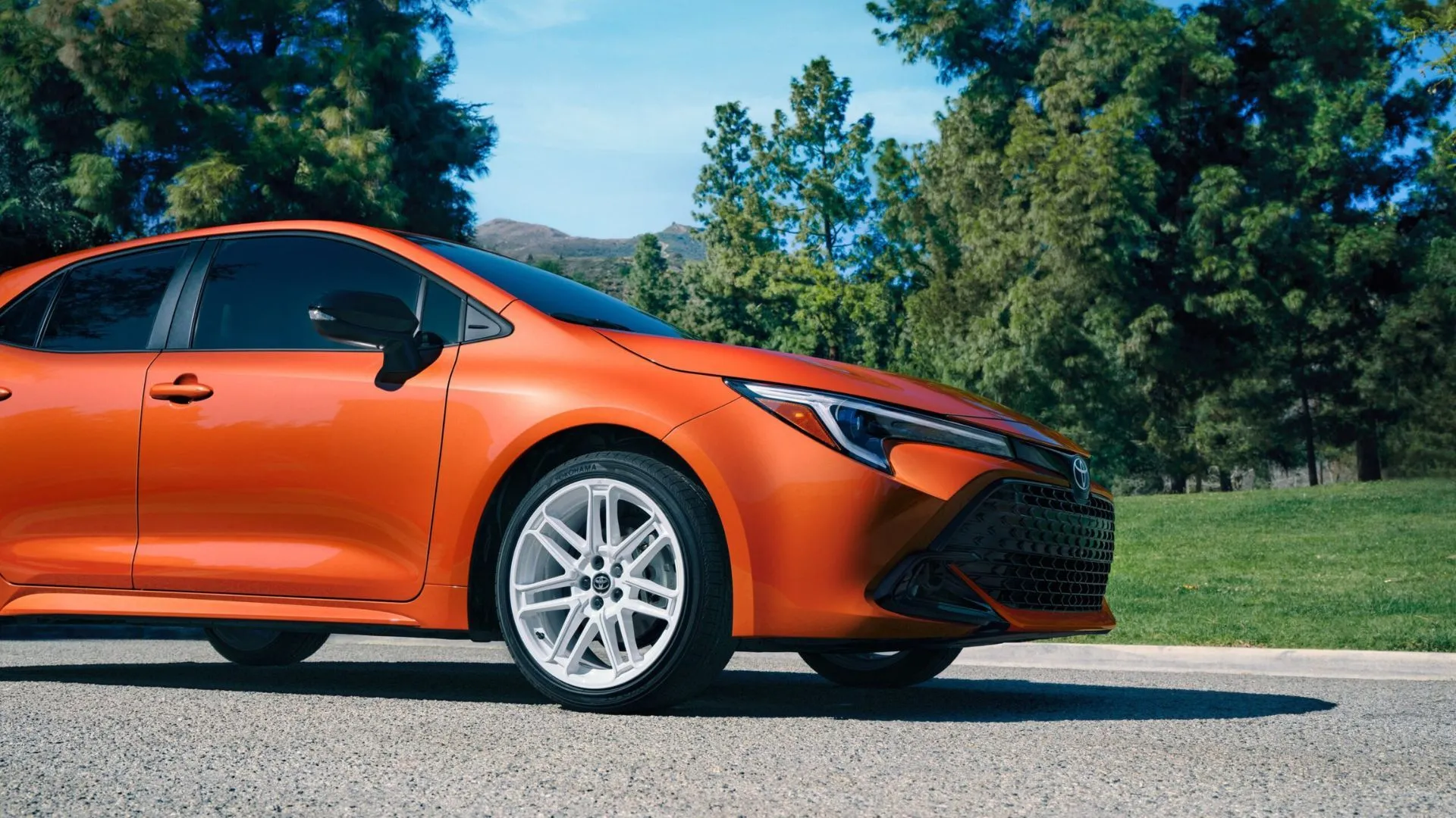 Toyota Corolla Hatchback FX Edition 2026 màu cam với thiết kế đầu xe độc đáo, hòa mình vào thiên nhiên