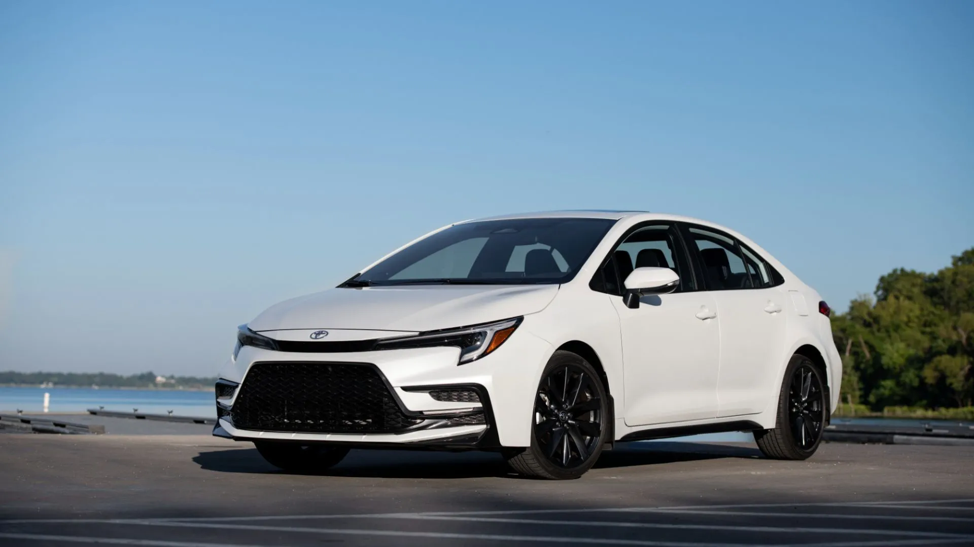 Toyota Corolla Sedan 2025 màu trắng nổi bật, minh chứng cho sự tích hợp công nghệ hiện đại trên các dòng xe phổ thông