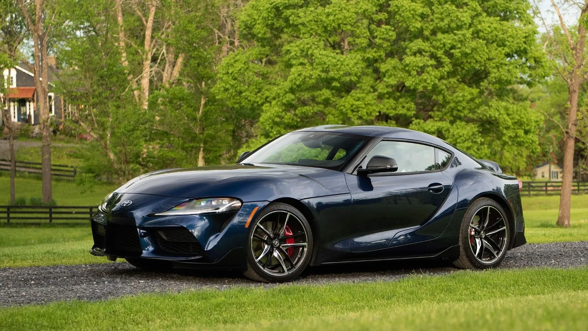 Toyota GR Supra 2.0 2021 màu vàng nổi bật, xe coupe thể thao