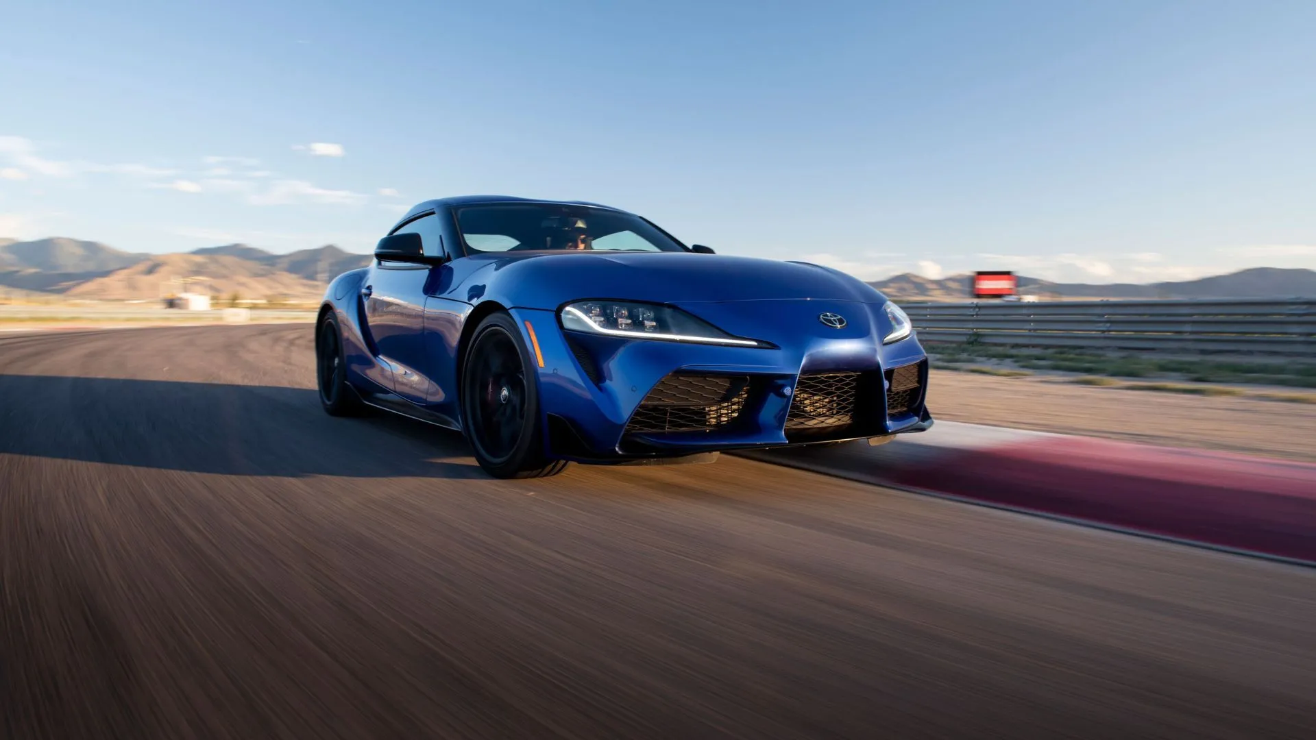 Toyota GR Supra 2026 màu xanh lái trên đường đua, biểu tượng xe thể thao Nhật Bản