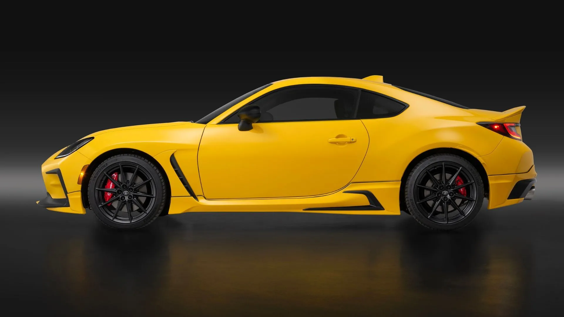 Toyota GR86 Yuzu 2026 màu vàng nổi bật, đại diện cho dòng xe thể thao giá cả phải chăng