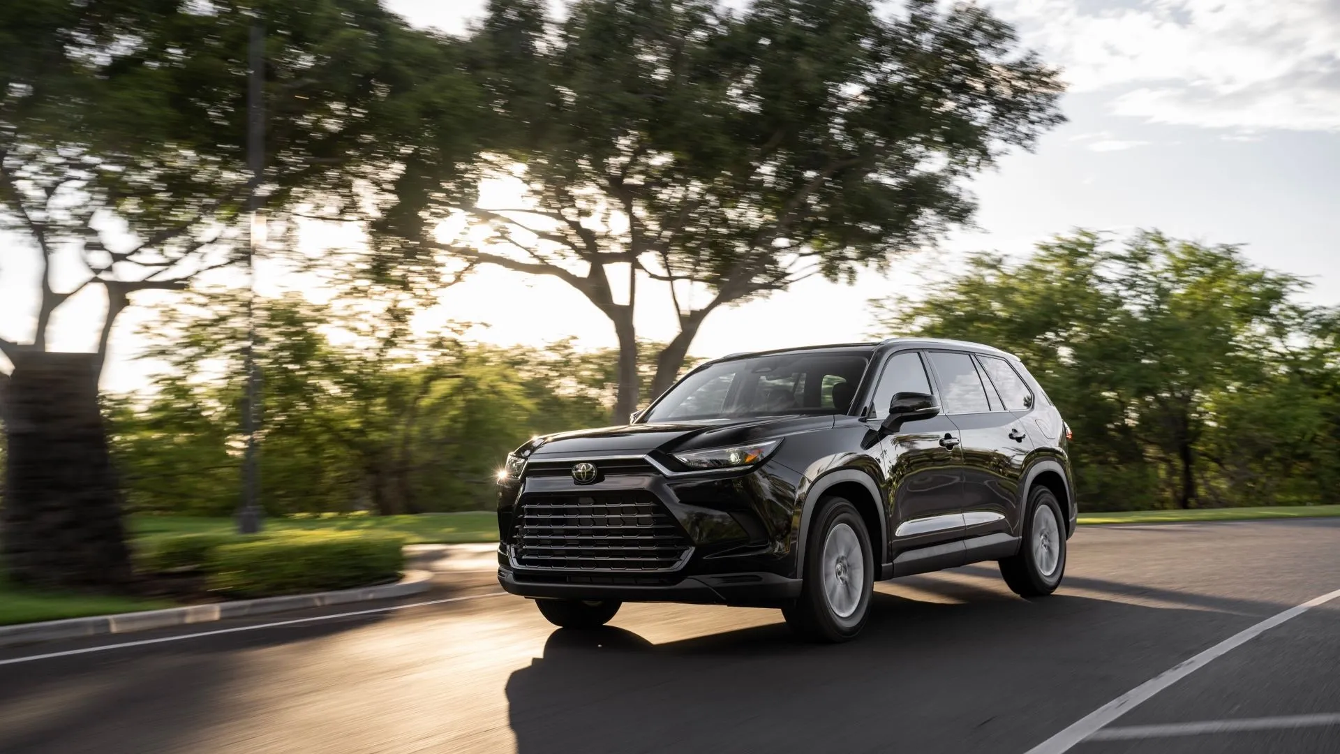 Toyota Grand Highlander Hybrid 2025 màu xanh Blueprint sang trọng