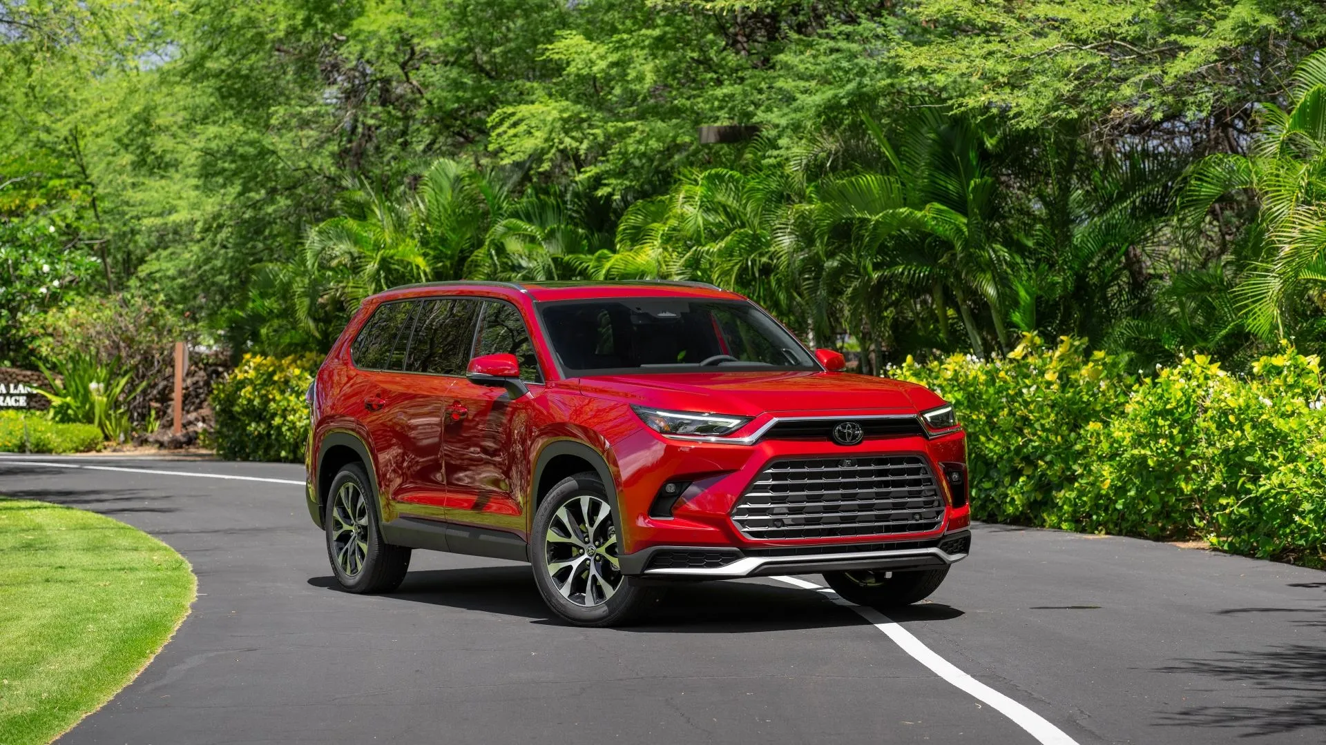 Toyota Grand Highlander Hybrid 2025 Platinum màu Ruby Flare Pearl, thiết kế ấn tượng