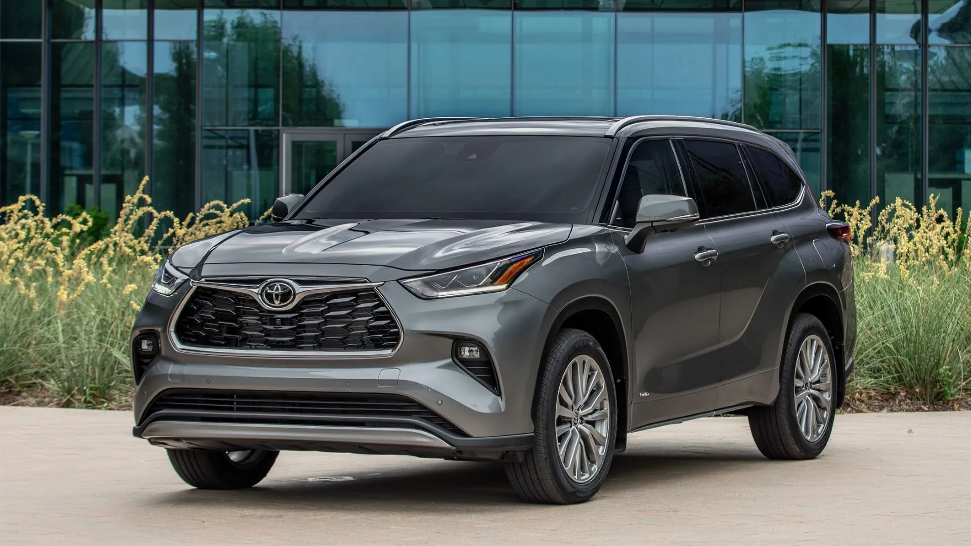Toyota Highlander 2025 nhìn từ góc 3/4 phía trước, một trong những SUV của Toyota sản xuất tại Mỹ