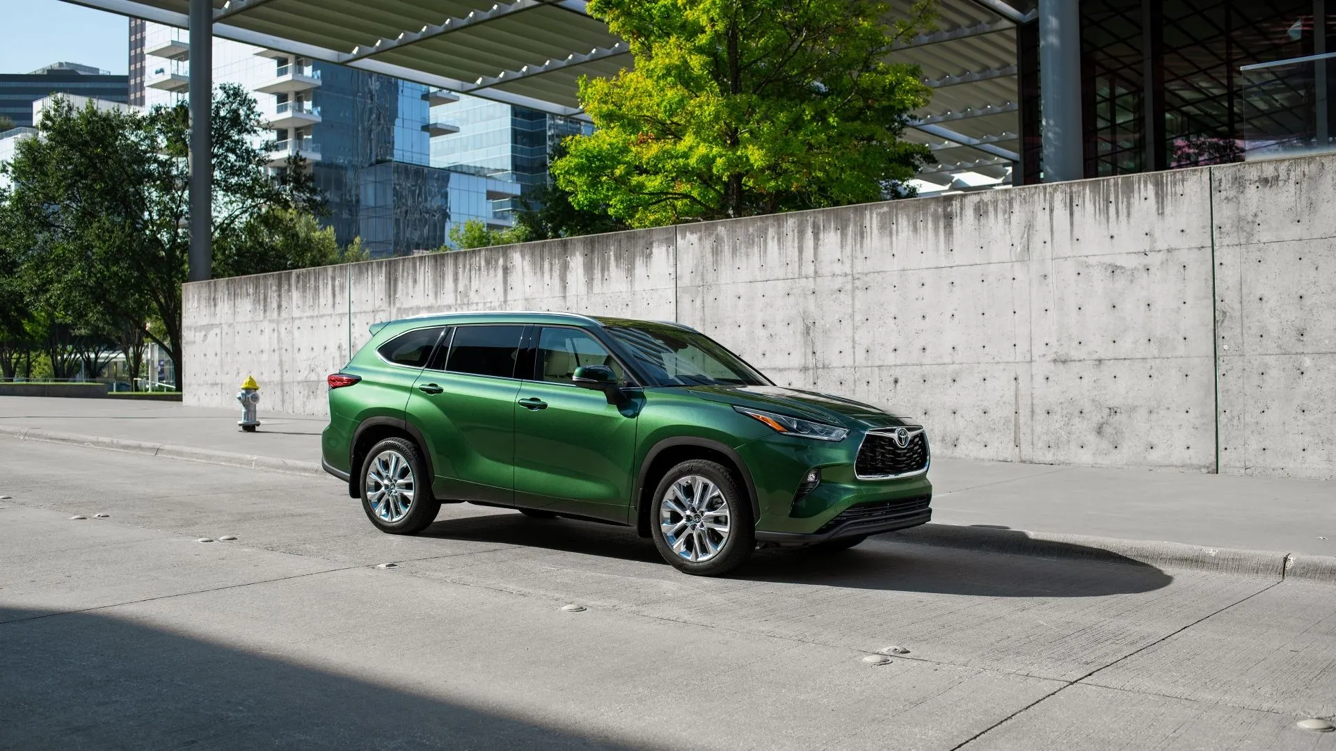 Toyota Highlander 2025 phiên bản Limited màu xanh lá cây Cypress Green