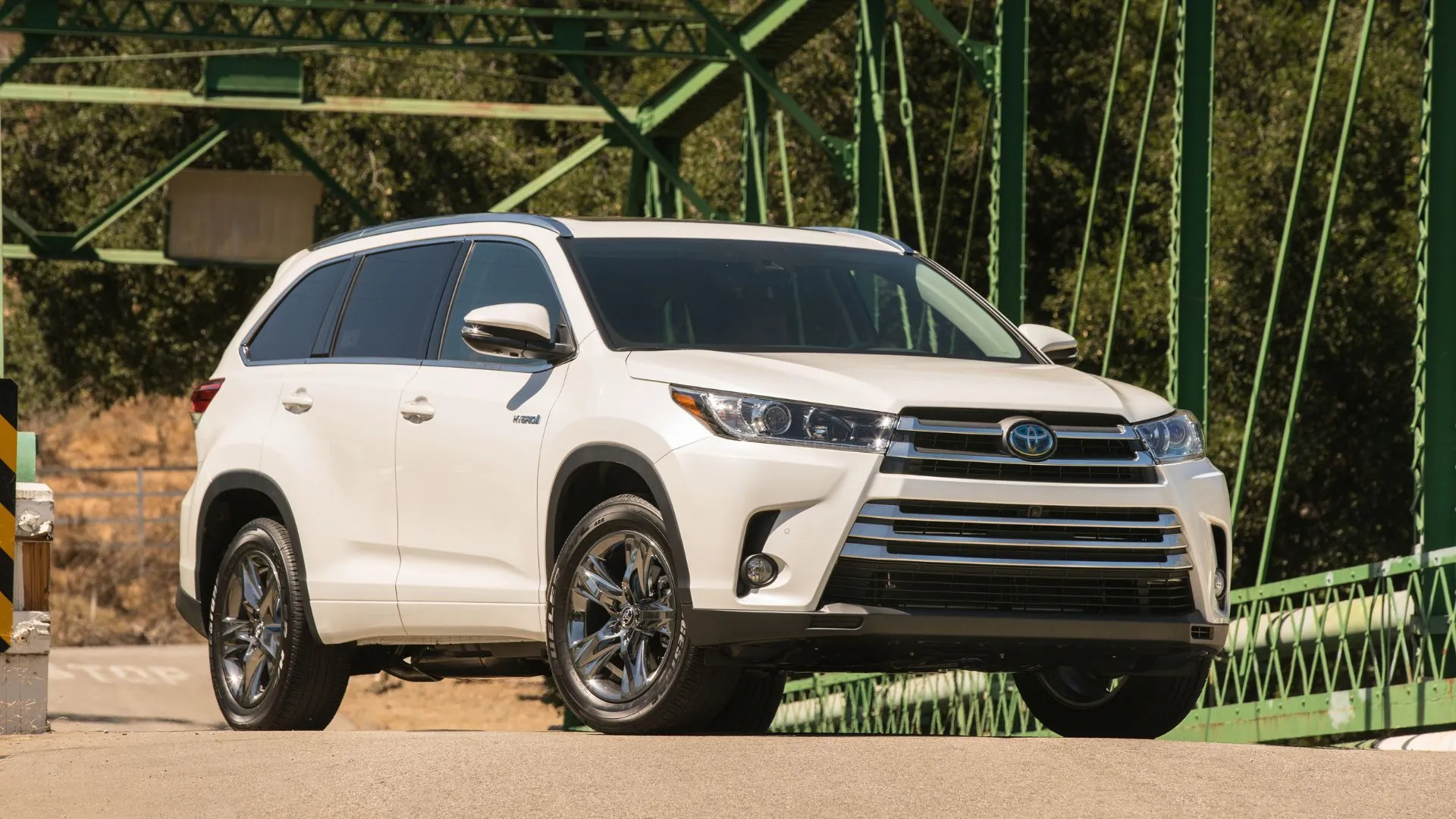 Toyota Highlander Hybrid 2017 màu trắng đậu trên cầu.