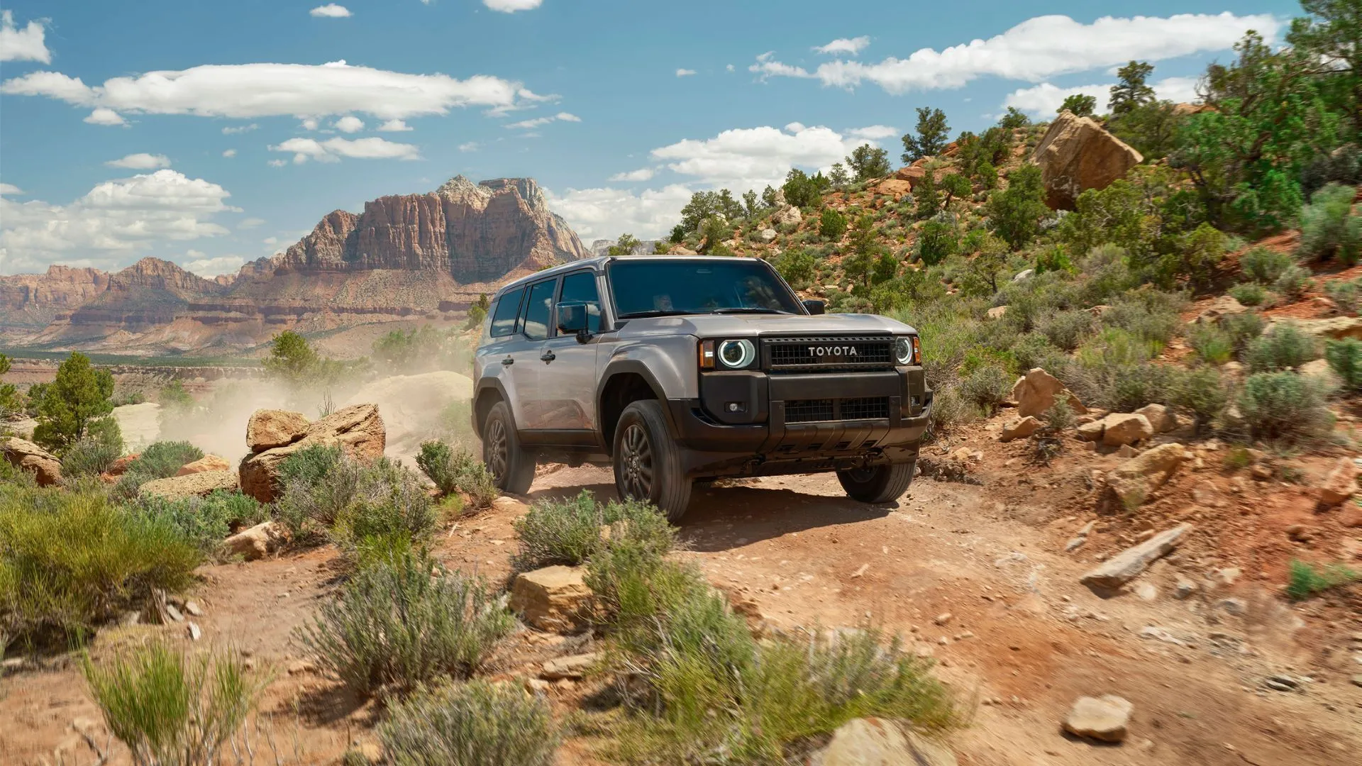 Toyota Land Cruiser 2025 màu bạc vượt địa hình sa mạc, biểu tượng xe SUV bền bỉ, giữ giá