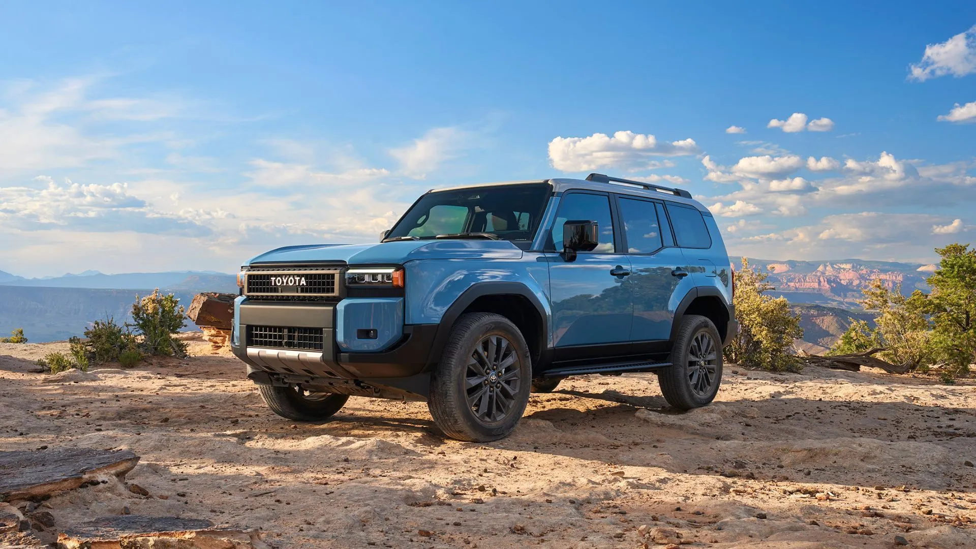 Toyota Land Cruiser 2025 màu xanh đậu trên cát, thể hiện vẻ ngoài mạnh mẽ