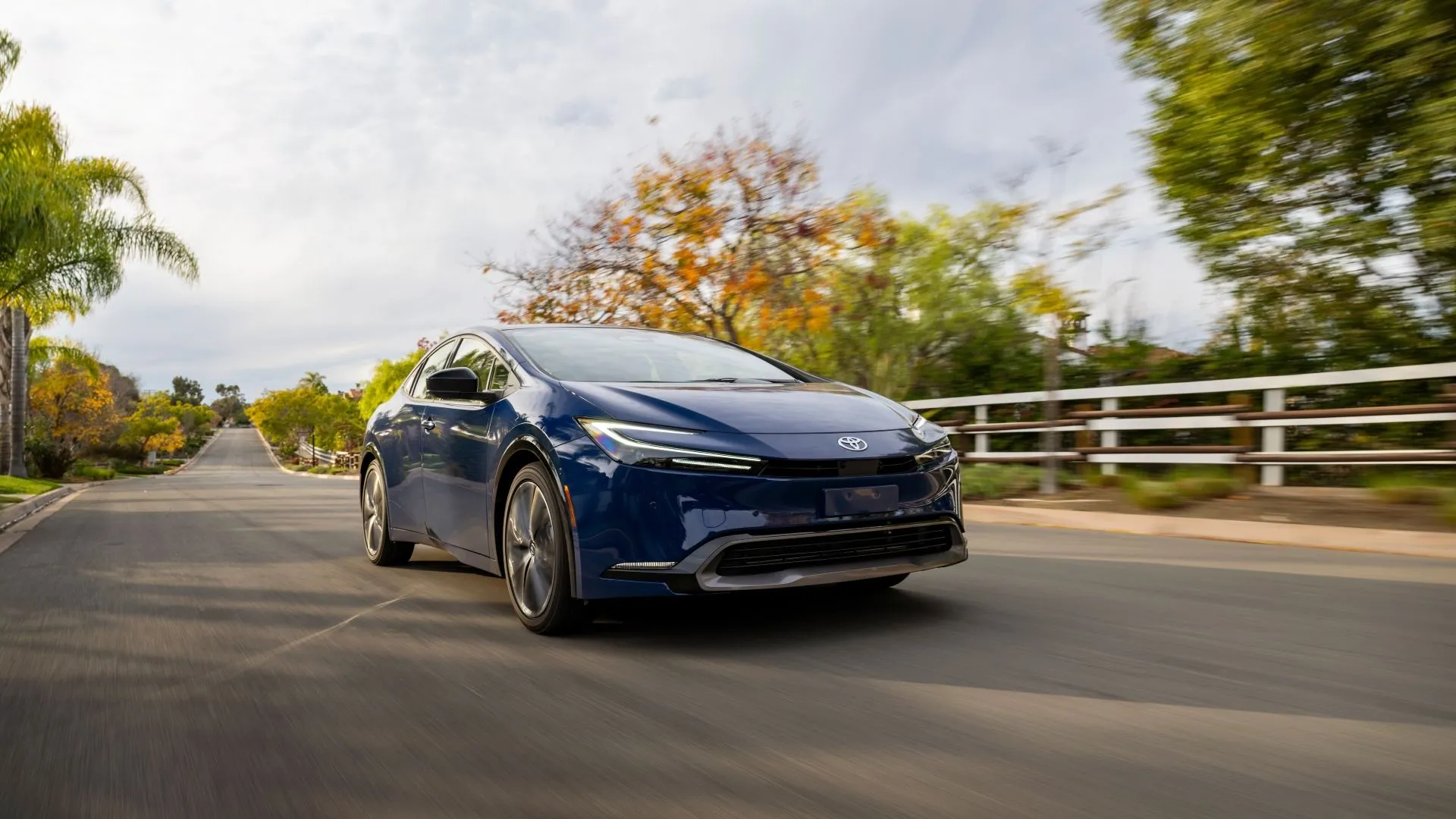Toyota Prius 2025 Limited màu xanh Reservoir Blue trên đường