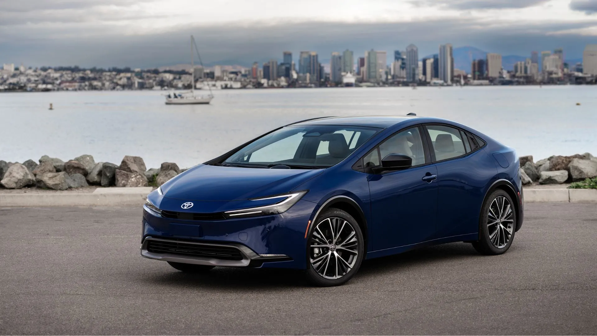 Toyota Prius 2025 màu xanh navy với thiết kế hiện đại, dòng xe hybrid tiên phong của Toyota đang chứng kiến doanh số bùng nổ trở lại.