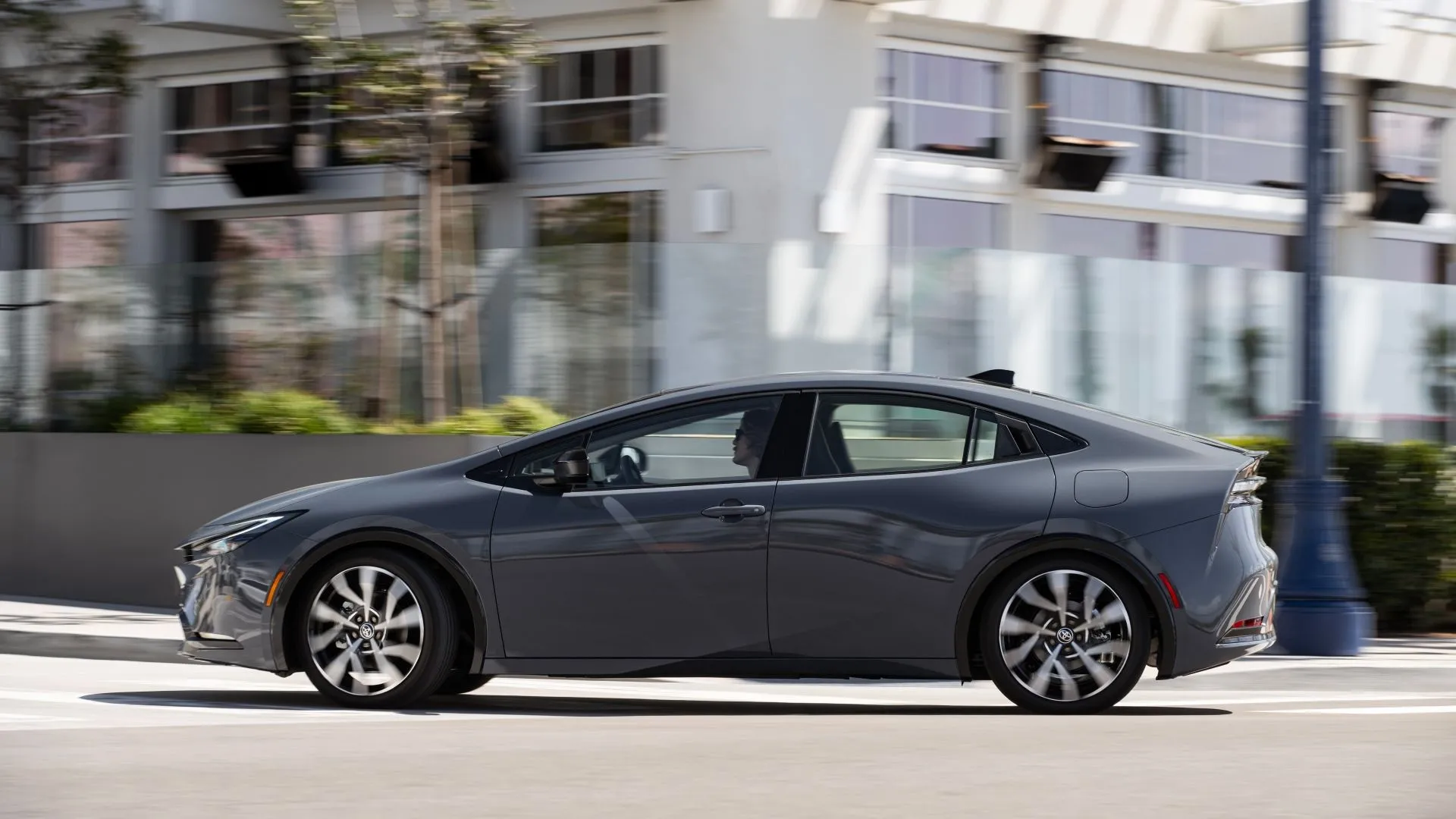 Toyota Prius PHEV 2025 màu xám, mẫu xe hybrid sạc điện khác của Toyota với khả năng tiết kiệm nhiên liệu ấn tượng