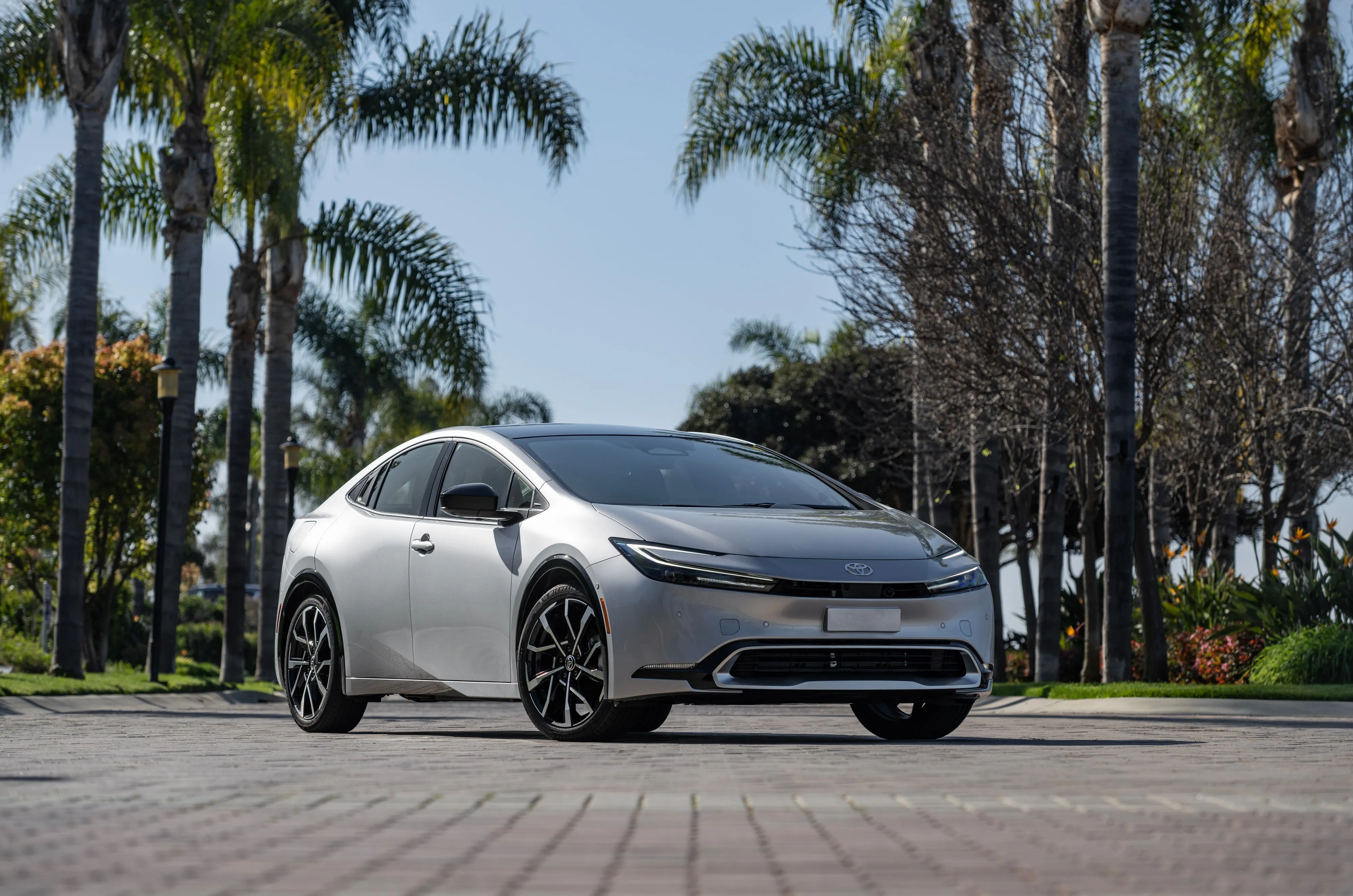 Toyota Prius Plug-In Hybrid XSE 2025 với thiết kế hiện đại, xe hybrid sạc điện hiệu quả.