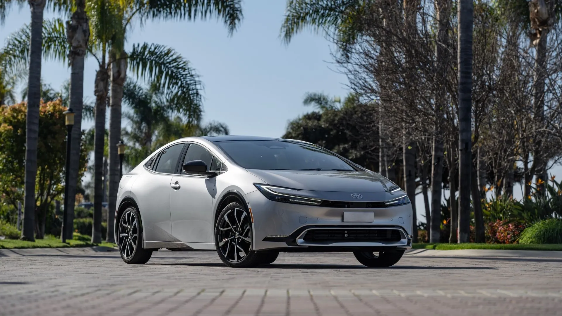 Toyota Prius Prime 2025 màu bạc đang đỗ xe trên đường phố với kiểu dáng hiện đại