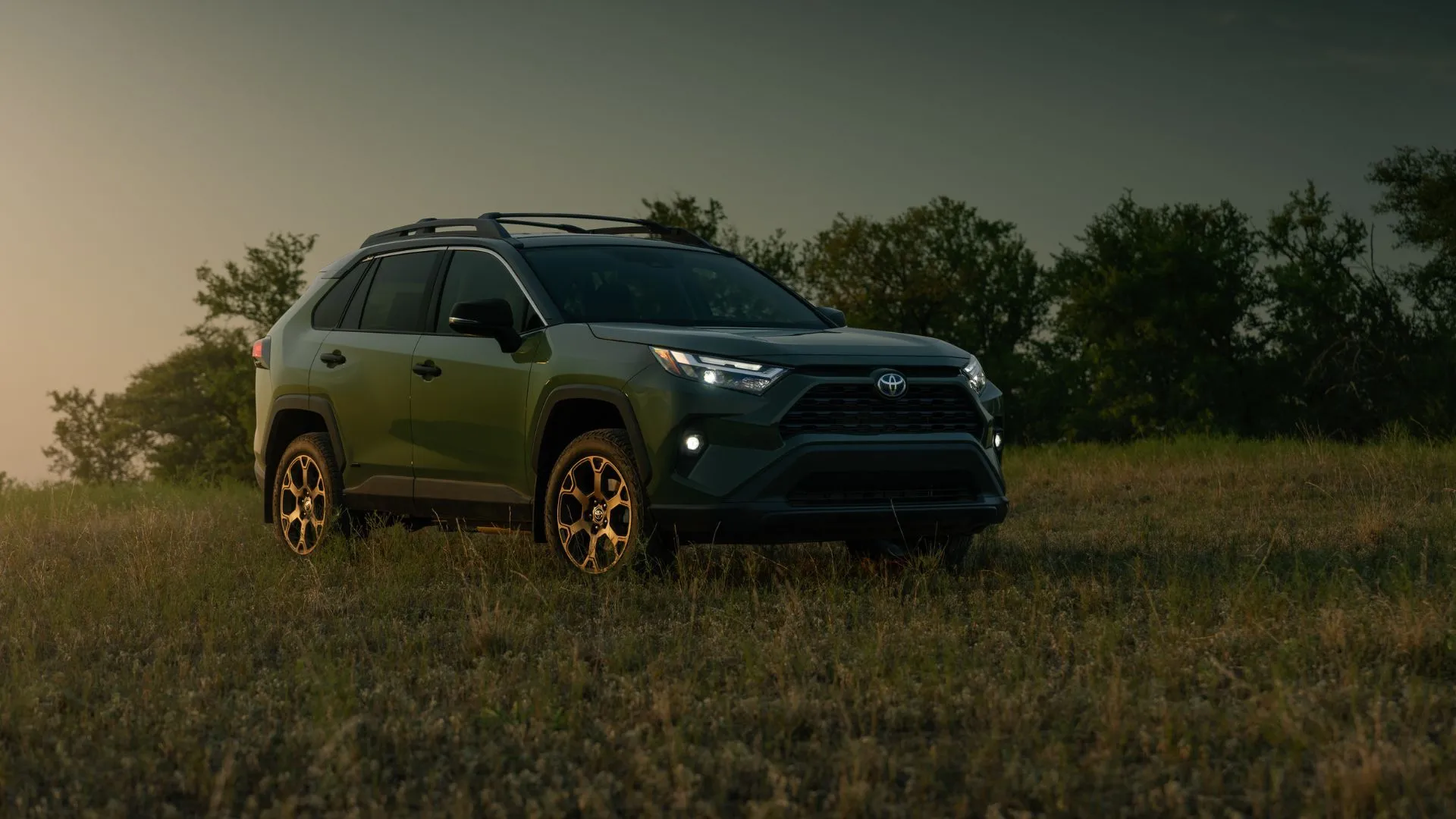 Toyota RAV4 Hybrid Woodland 2024 màu xanh rêu mạnh mẽ