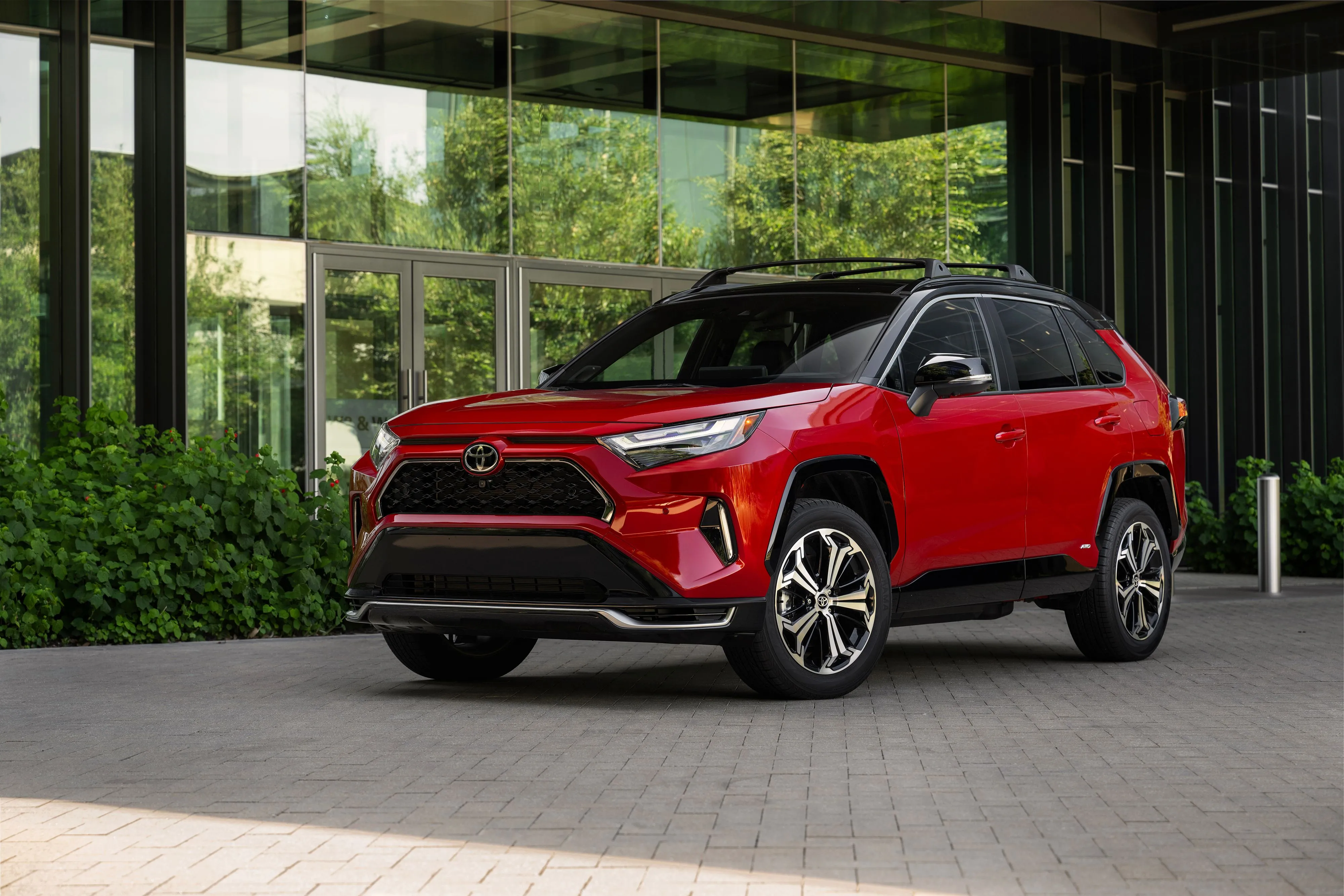 Toyota RAV4 Plug-In Hybrid XSE 2025 màu đỏ, SUV hybrid cắm sạc bán chạy.