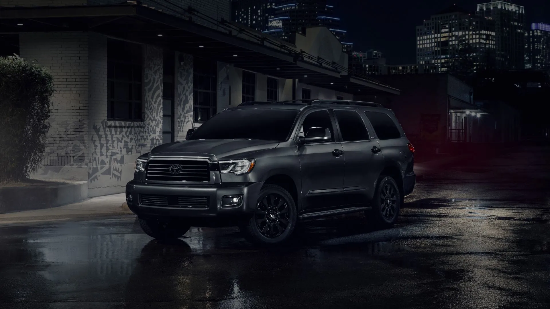 Toyota Sequoia 2022 màu đen trong bóng tối, tượng trưng cho sự bền bỉ và tiện nghi của SUV cũ, lý tưởng cho gia đình.