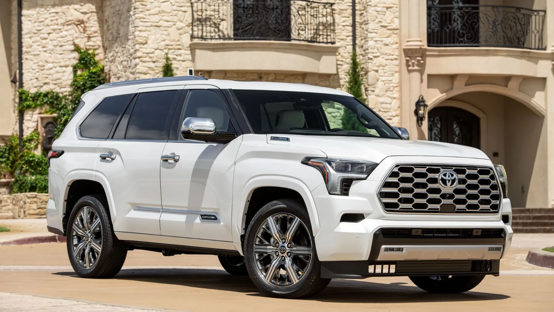 Toyota Sequoia Capstone 2024 màu trắng đỗ bên ngoài ngôi nhà