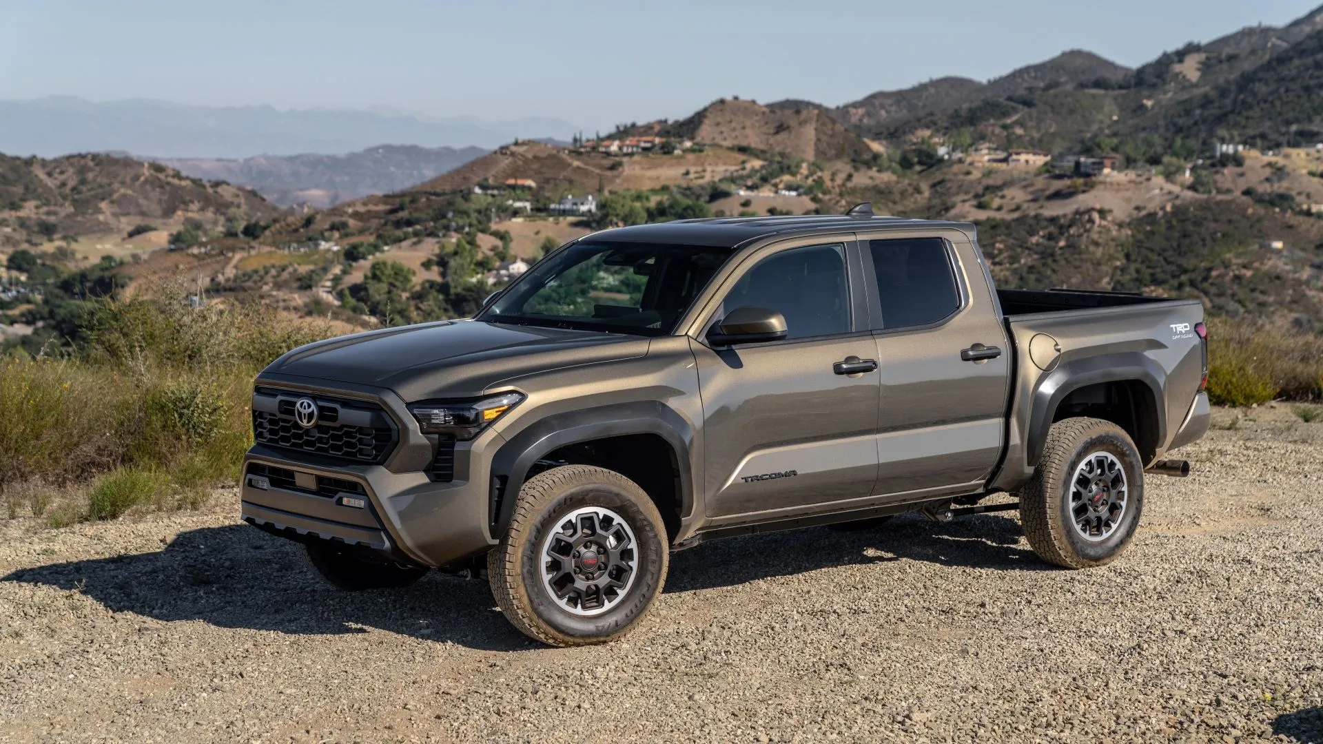 Toyota Tacoma TRD Off-Road 2025 màu đồng trên địa hình, thể hiện khả năng vượt trội của dòng bán tải
