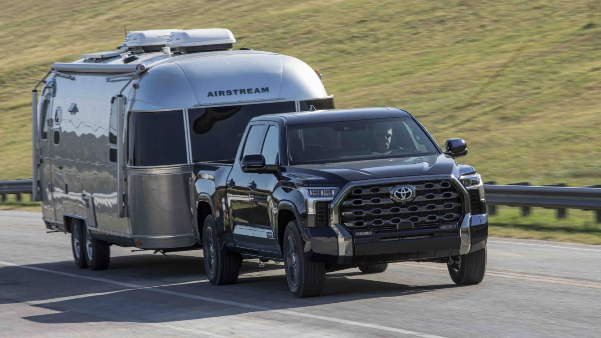 Toyota Tundra Platinum Blueprint 2025 kéo rơ-moóc trên đường quê