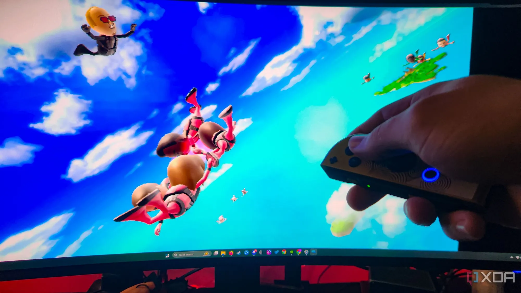 Trải nghiệm chơi game PC thoải mái với hai tay cầm Joy-Con được sử dụng độc lập, phù hợp khi nằm nghỉ.