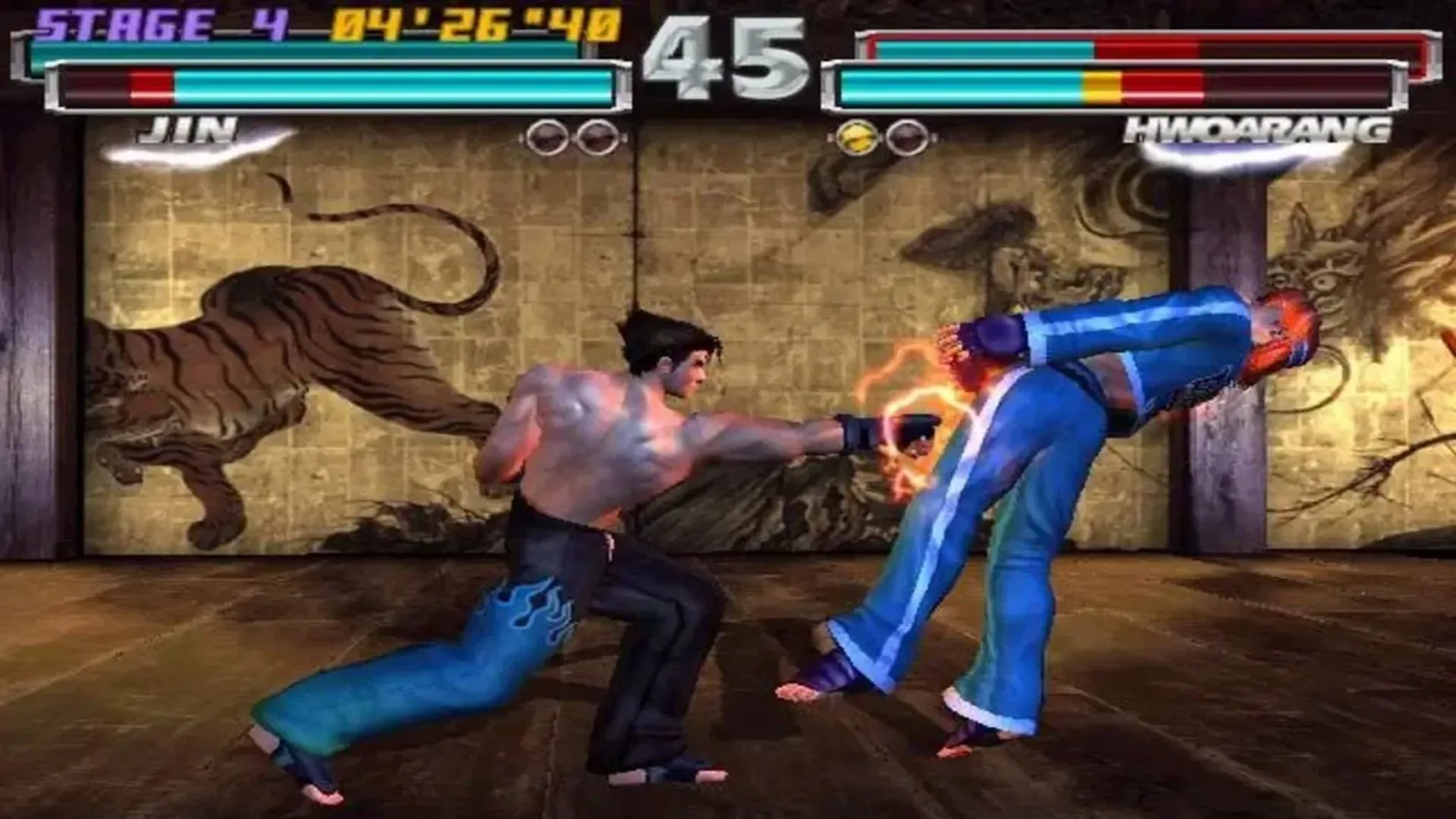Trận đấu trong Tekken Tag Tournament giữa Jin và Hwoarang, minh họa lối chơi 3D