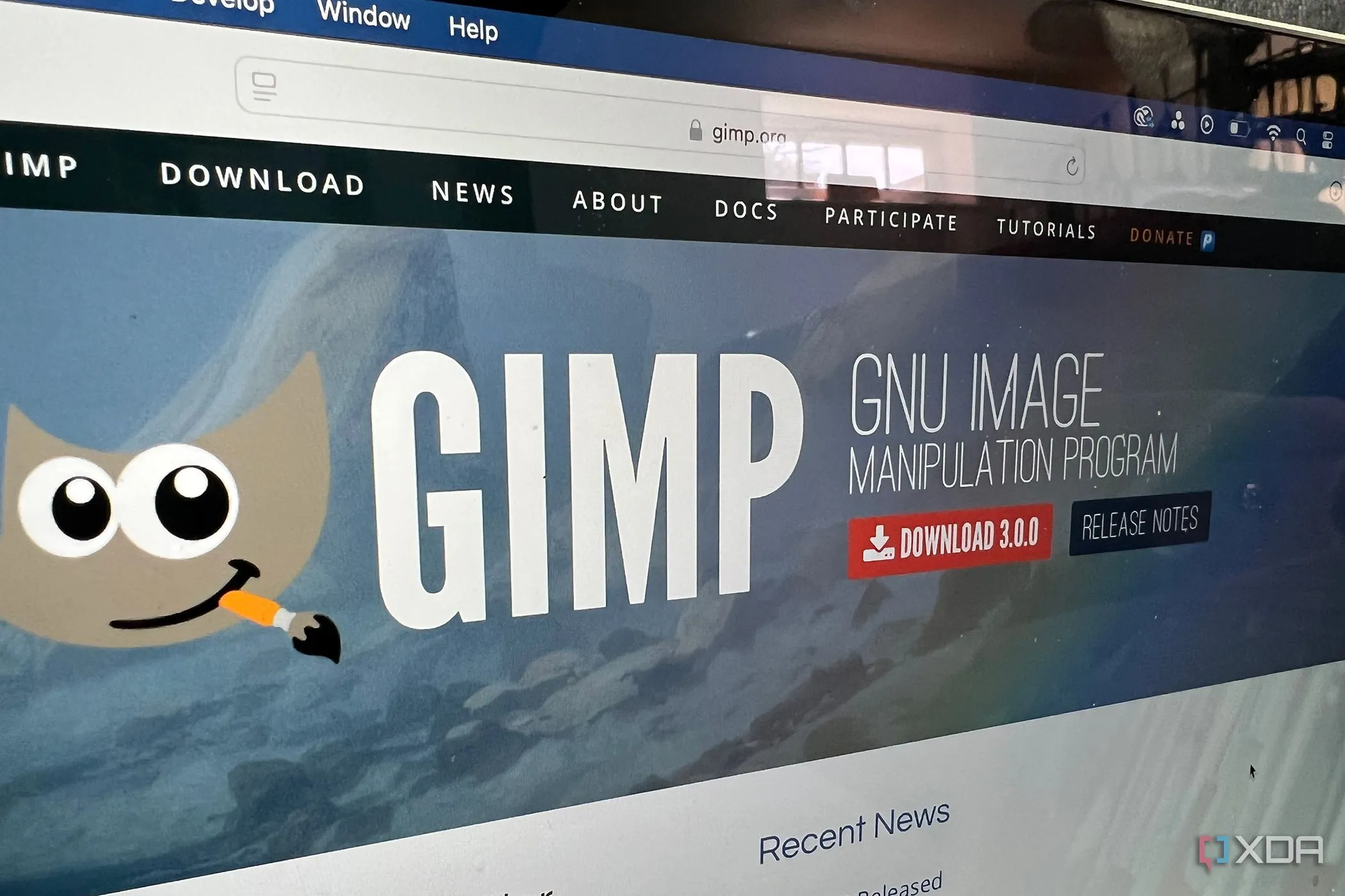 Trang chủ GIMP trên màn hình MacBook, nơi người dùng có thể tìm kiếm plugin Content-Aware Fill.