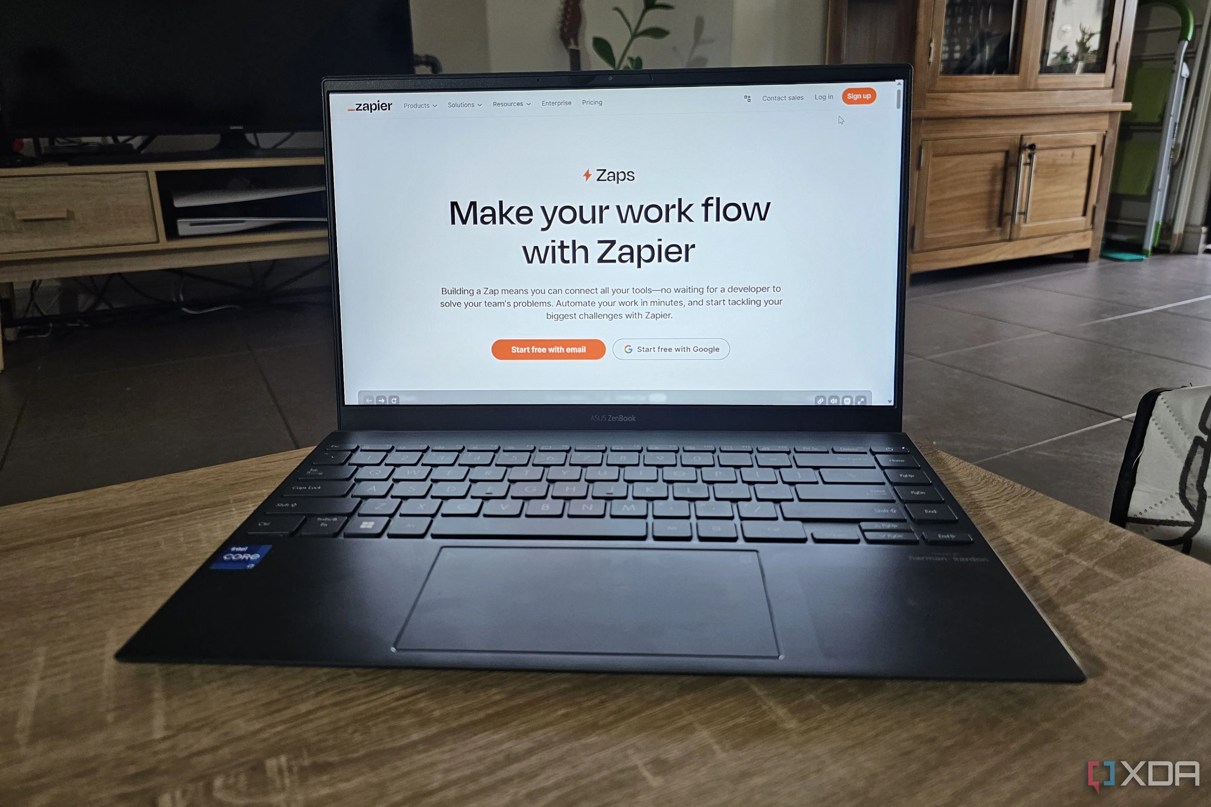 Trang web Zapier hiển thị trên màn hình laptop, tượng trưng cho khả năng tích hợp mạnh mẽ mà nhiều phần mềm mã nguồn mở còn thiếu