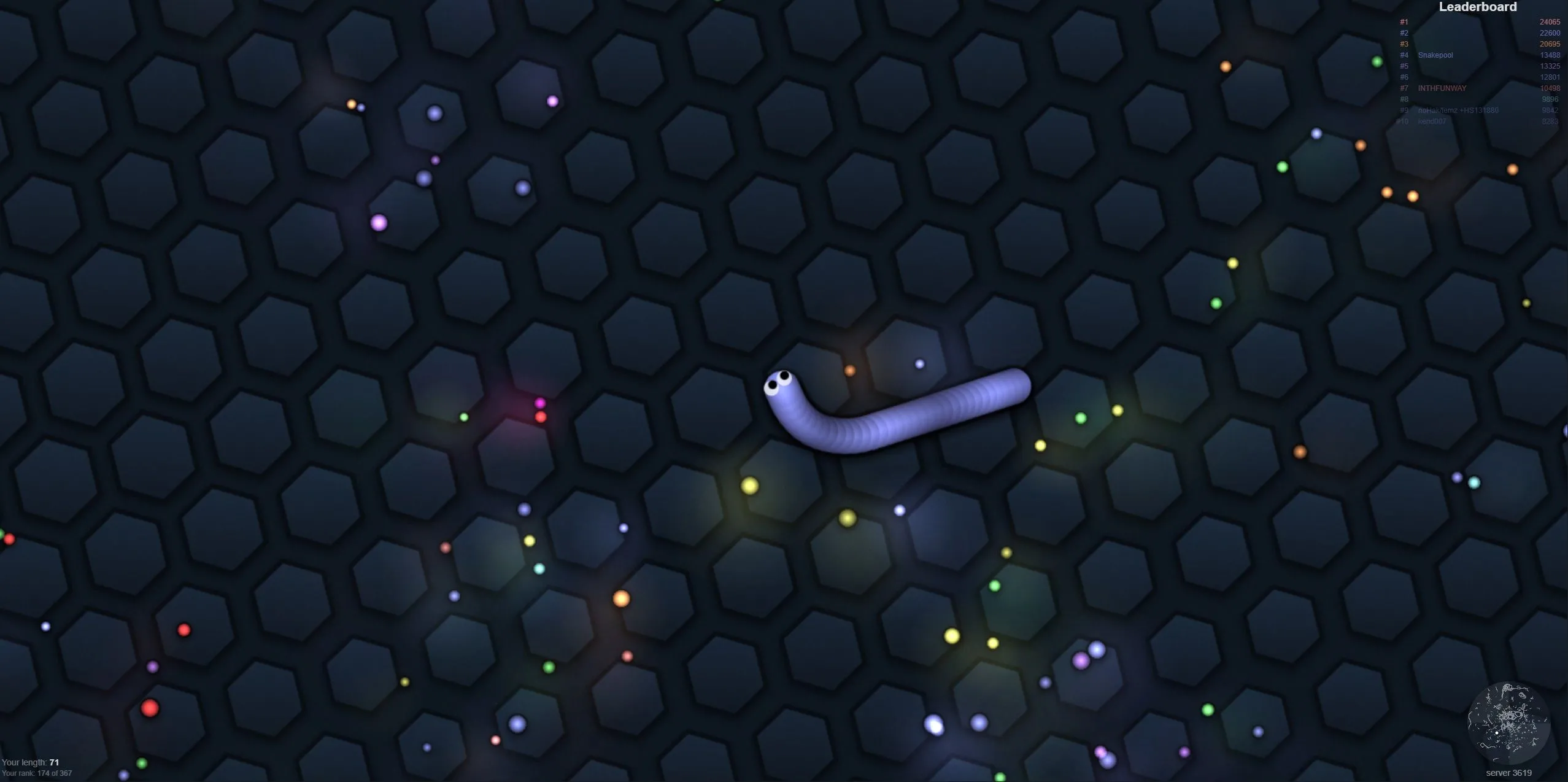 Trò chơi Slither.io với nhiều con rắn màu sắc đang ăn các chấm sáng trên giao diện web