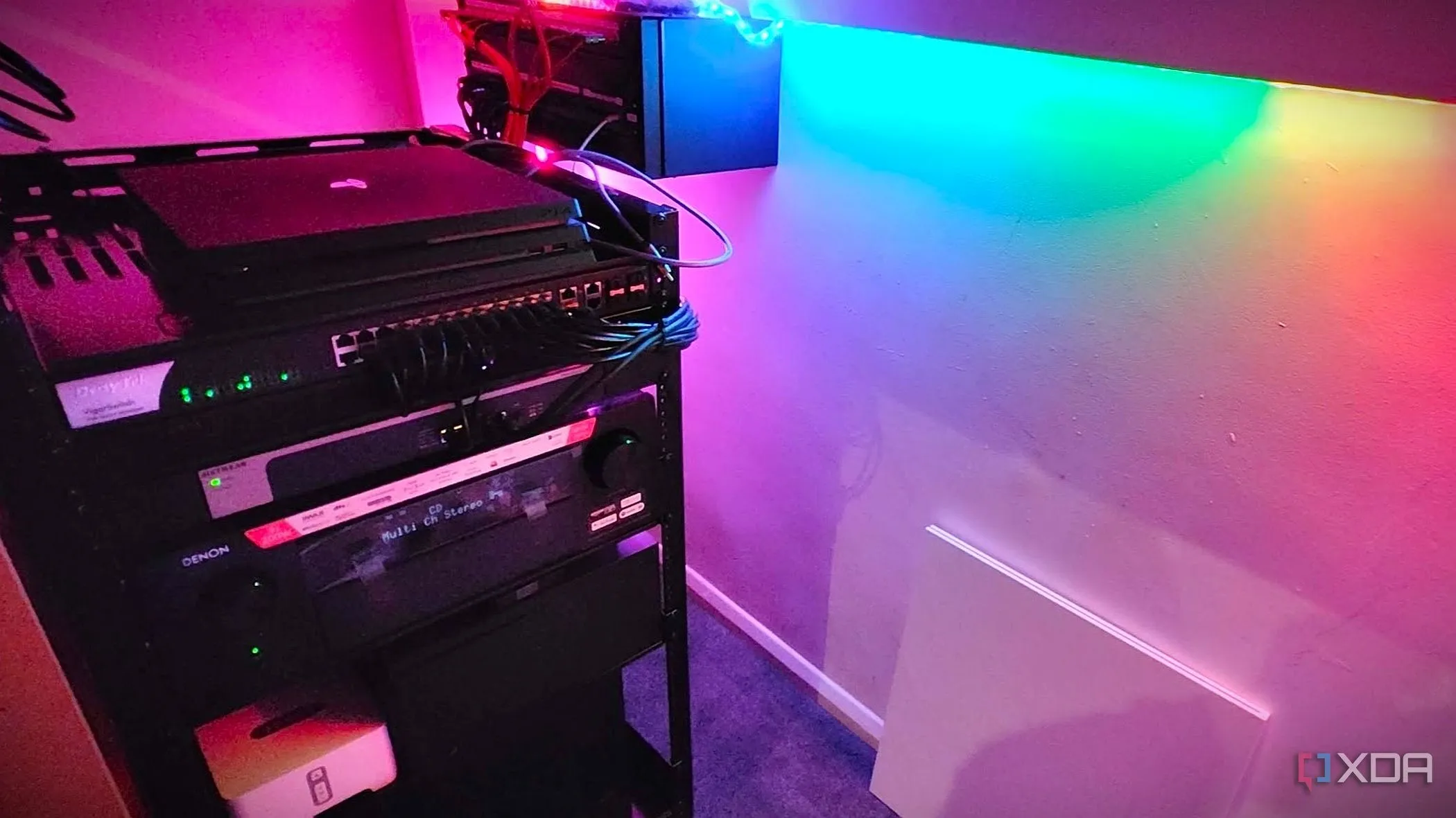 Tủ mạng chuyên nghiệp với đèn RGB và cổng 10GbE, biểu trưng cho khả năng mở rộng và hỗ trợ nhiều thiết bị trong hệ thống mạng gia đình hoặc doanh nghiệp nhỏ