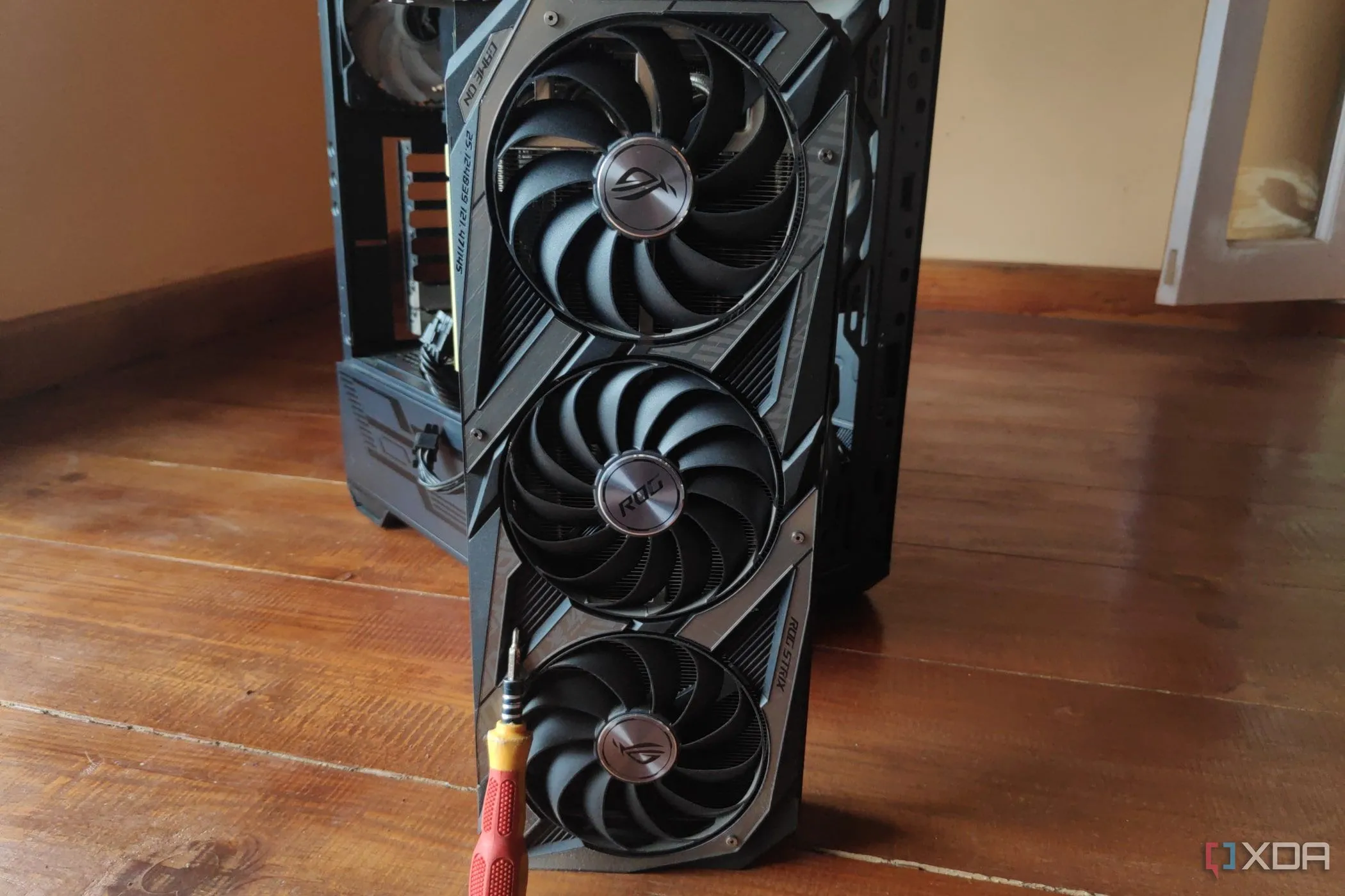 Tua vít đặt cạnh card đồ họa RTX 3080 Ti, chuẩn bị cho việc tháo lắp và vệ sinh GPU.