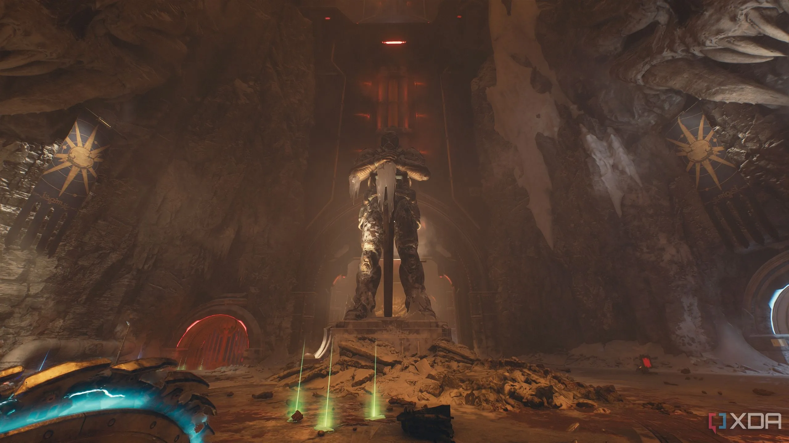 Tượng Hiệp sĩ Sentinel đứng giữa đấu trường trong Chương 12 của Doom The Dark Ages